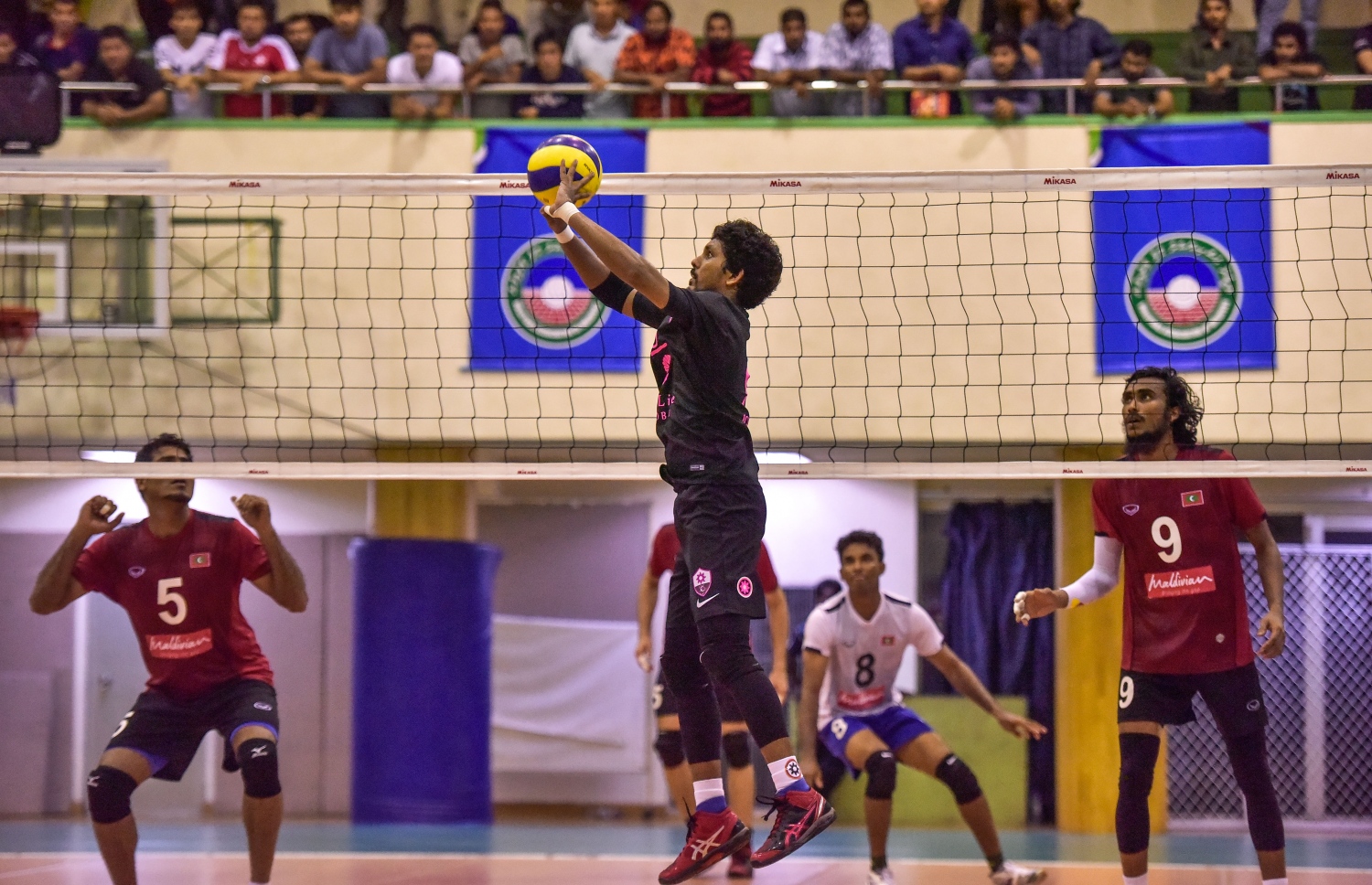 މާލެ: 28 ސެޕްޓެމްބަރު 2017، ވީއޭއެމް އެސޯސިއޭޝަން ކަޕް ފައިނަލްގައި ރޭ މޯލްޑިވިއަން ރެކްރިއޭޝަން އާއި ސީލައިފް ސްޕޯޓްސް ކްލަބު ބައްދަލު ކުރި މެޗުގެ ތެރެއިން، މިރޭގެ ފައިނަލުގައި މޯލްޑިވިއަން ވަރުގަދަ ކުޅުމެއް ދެއްކިއިރު، އެ ޓީމުން މެޗު ކާމިޔާބުކުރީ ތިން ސެޓު އެއް ސެޓުން--. ފޮޓޯ: ނިޝާން އަލީ/މިހާރު