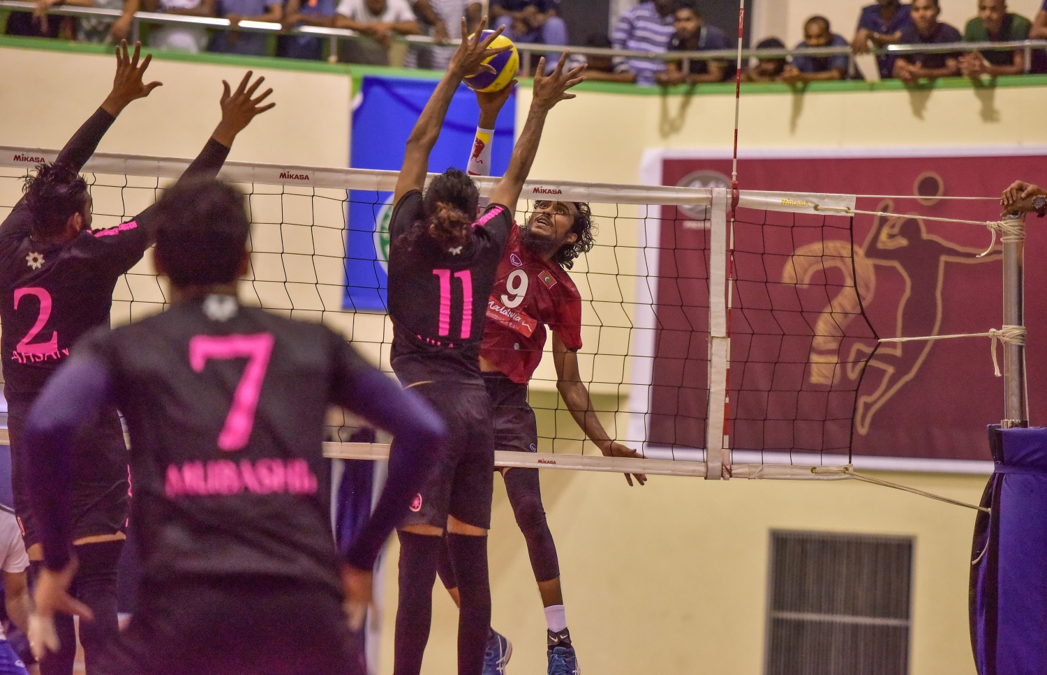 މާލެ: 28 ސެޕްޓެމްބަރު 2017، ވީއޭއެމް އެސޯސިއޭޝަން ކަޕް ފައިނަލްގައި ރޭ މޯލްޑިވިއަން ރެކްރިއޭޝަން އާއި ސީލައިފް ސްޕޯޓްސް ކްލަބު ބައްދަލު ކުރި މެޗުގެ ތެރެއިން، މިރޭގެ ފައިނަލުގައި މޯލްޑިވިއަން ވަރުގަދަ ކުޅުމެއް ދެއްކިއިރު، އެ ޓީމުން މެޗު ކާމިޔާބުކުރީ ތިން ސެޓު އެއް ސެޓުން--. ފޮޓޯ: ނިޝާން އަލީ/މިހާރު