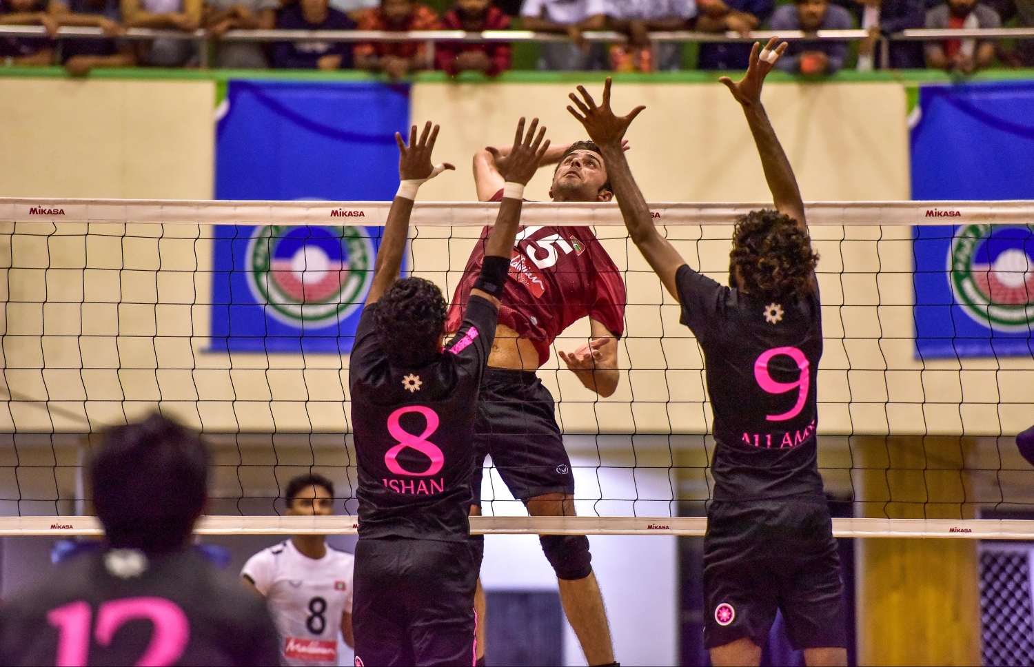 މާލެ: 28 ސެޕްޓެމްބަރު 2017، ވީއޭއެމް އެސޯސިއޭޝަން ކަޕް ފައިނަލްގައި ރޭ މޯލްޑިވިއަން ރެކްރިއޭޝަން އާއި ސީލައިފް ސްޕޯޓްސް ކްލަބު ބައްދަލު ކުރި މެޗުގެ ތެރެއިން، މިރޭގެ ފައިނަލުގައި މޯލްޑިވިއަން ވަރުގަދަ ކުޅުމެއް ދެއްކިއިރު، އެ ޓީމުން މެޗު ކާމިޔާބުކުރީ ތިން ސެޓު އެއް ސެޓުން--. ފޮޓޯ: ނިޝާން އަލީ/މިހާރު