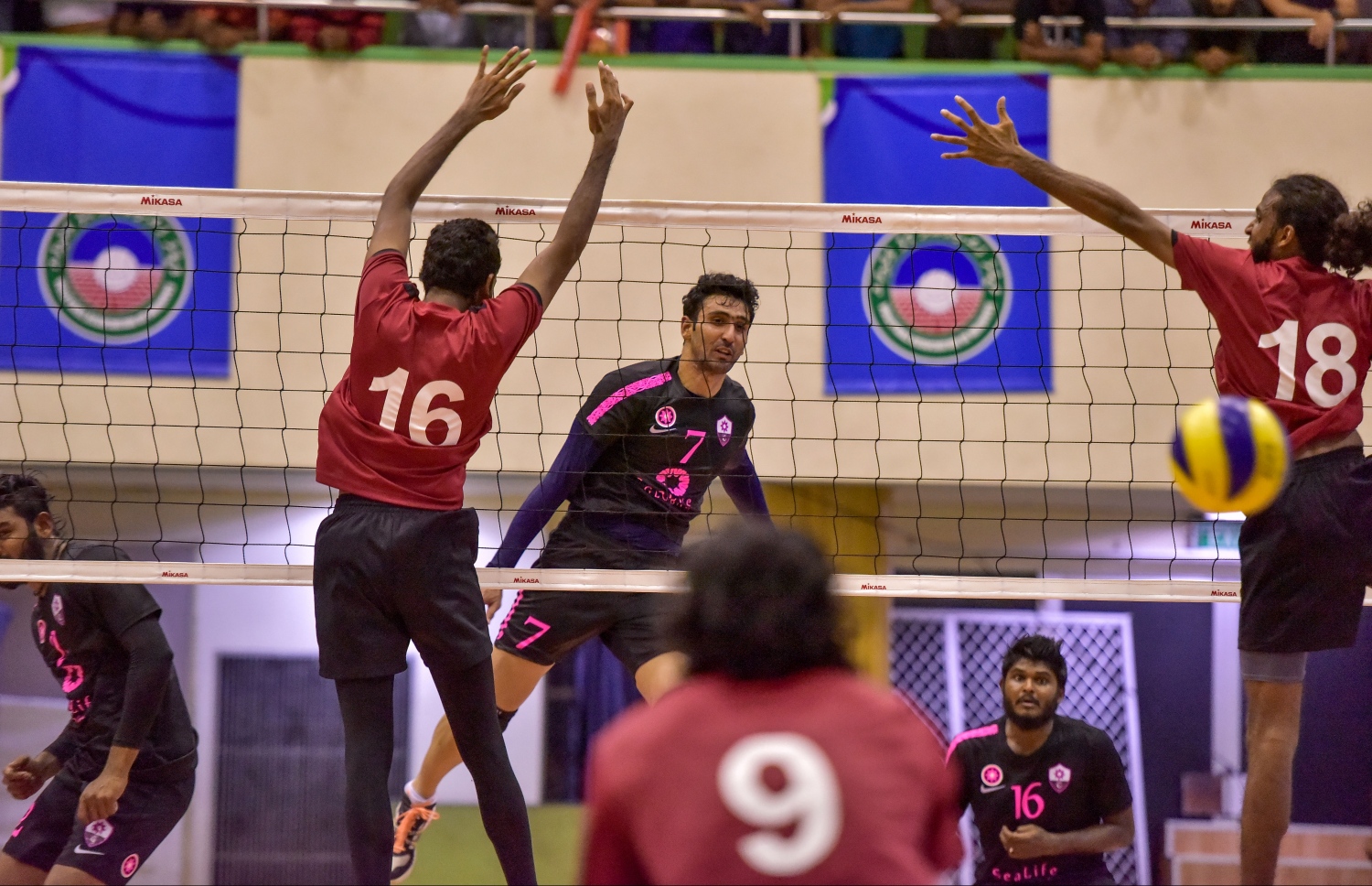 މާލެ: 28 ސެޕްޓެމްބަރު 2017، ވީއޭއެމް އެސޯސިއޭޝަން ކަޕް ފައިނަލްގައި ރޭ މޯލްޑިވިއަން ރެކްރިއޭޝަން އާއި ސީލައިފް ސްޕޯޓްސް ކްލަބު ބައްދަލު ކުރި މެޗުގެ ތެރެއިން، މިރޭގެ ފައިނަލުގައި މޯލްޑިވިއަން ވަރުގަދަ ކުޅުމެއް ދެއްކިއިރު، އެ ޓީމުން މެޗު ކާމިޔާބުކުރީ ތިން ސެޓު އެއް ސެޓުން--. ފޮޓޯ: ނިޝާން އަލީ/މިހާރު