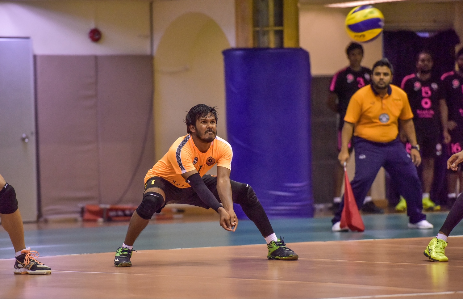 މާލެ: 28 ސެޕްޓެމްބަރު 2017، ވީއޭއެމް އެސޯސިއޭޝަން ކަޕް ފައިނަލްގައި ރޭ މޯލްޑިވިއަން ރެކްރިއޭޝަން އާއި ސީލައިފް ސްޕޯޓްސް ކްލަބު ބައްދަލު ކުރި މެޗުގެ ތެރެއިން، މިރޭގެ ފައިނަލުގައި މޯލްޑިވިއަން ވަރުގަދަ ކުޅުމެއް ދެއްކިއިރު، އެ ޓީމުން މެޗު ކާމިޔާބުކުރީ ތިން ސެޓު އެއް ސެޓުން--. ފޮޓޯ: ނިޝާން އަލީ/މިހާރު