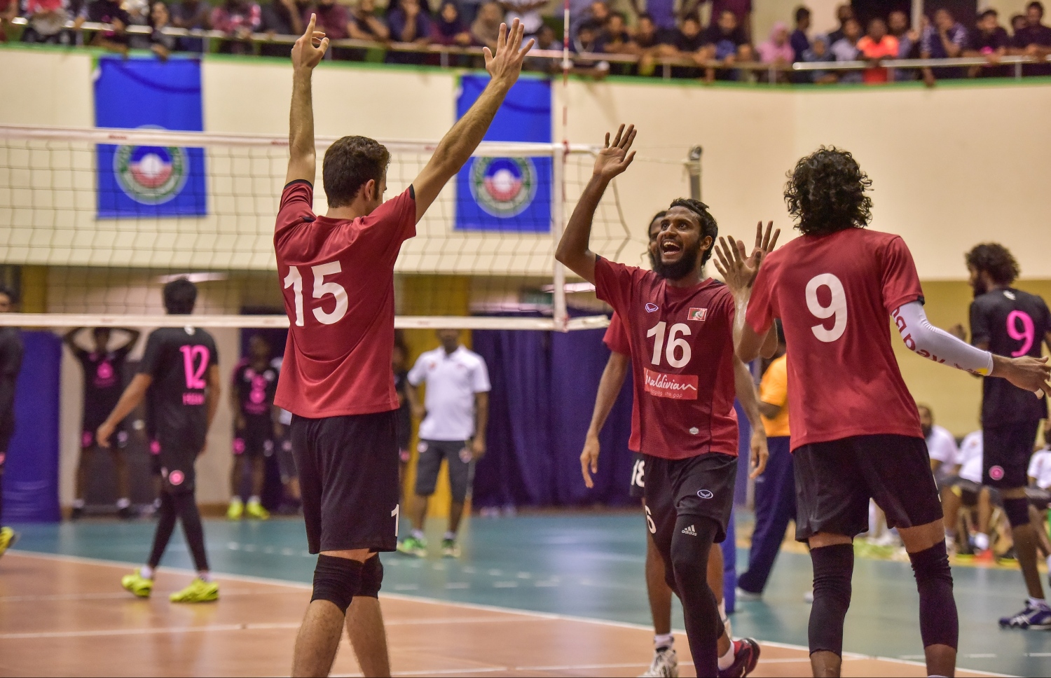 މާލެ: 28 ސެޕްޓެމްބަރު 2017، ވީއޭއެމް އެސޯސިއޭޝަން ކަޕް ފައިނަލްގައި ރޭ މޯލްޑިވިއަން ރެކްރިއޭޝަން އާއި ސީލައިފް ސްޕޯޓްސް ކްލަބު ބައްދަލު ކުރި މެޗުގެ ތެރެއިން، މިރޭގެ ފައިނަލުގައި މޯލްޑިވިއަން ވަރުގަދަ ކުޅުމެއް ދެއްކިއިރު، އެ ޓީމުން މެޗު ކާމިޔާބުކުރީ ތިން ސެޓު އެއް ސެޓުން--. ފޮޓޯ: ނިޝާން އަލީ/މިހާރު