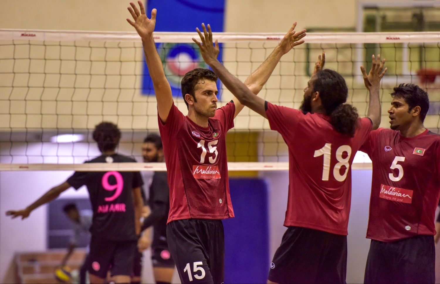 މާލެ: 28 ސެޕްޓެމްބަރު 2017، ވީއޭއެމް އެސޯސިއޭޝަން ކަޕް ފައިނަލްގައި ރޭ މޯލްޑިވިއަން ރެކްރިއޭޝަން އާއި ސީލައިފް ސްޕޯޓްސް ކްލަބު ބައްދަލު ކުރި މެޗުގެ ތެރެއިން، މިރޭގެ ފައިނަލުގައި މޯލްޑިވިއަން ވަރުގަދަ ކުޅުމެއް ދެއްކިއިރު، އެ ޓީމުން މެޗު ކާމިޔާބުކުރީ ތިން ސެޓު އެއް ސެޓުން--. ފޮޓޯ: ނިޝާން އަލީ/މިހާރު