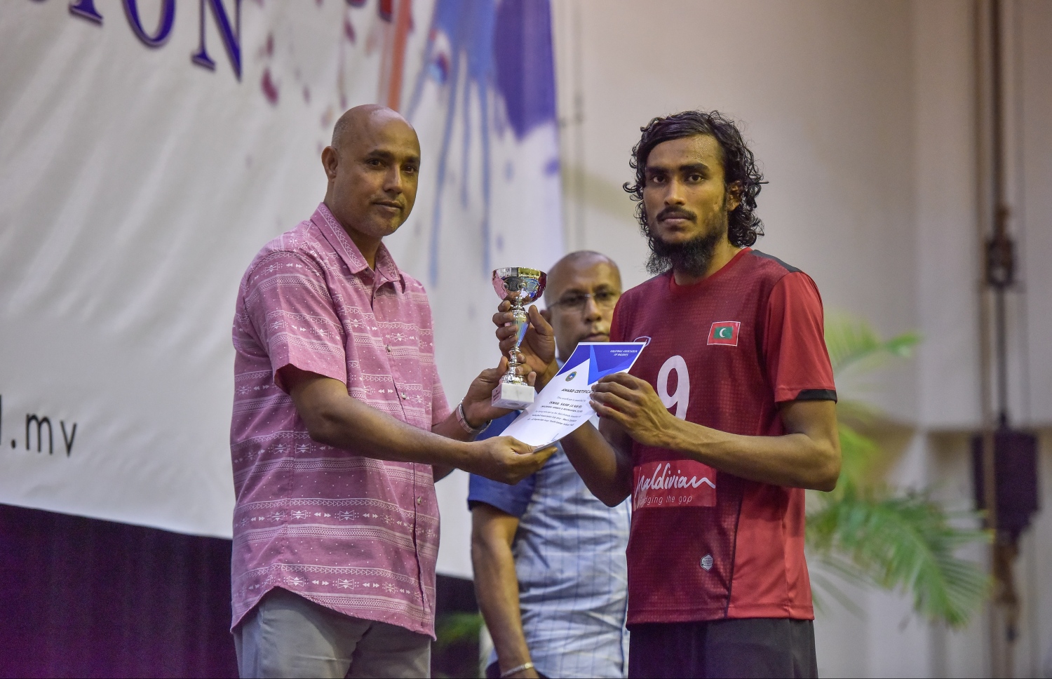 މާލެ: 28 ސެޕްޓެމްބަރު 2017، ވީއޭއެމް އެސޯސިއޭޝަން ކަޕް ފައިނަލްގައި ރޭ މޯލްޑިވިއަން ރެކްރިއޭޝަން އާއި ސީލައިފް ސްޕޯޓްސް ކްލަބު ބައްދަލު ކުރި މެޗުގެ ތެރެއިން، މިރޭގެ ފައިނަލުގައި މޯލްޑިވިއަން ވަރުގަދަ ކުޅުމެއް ދެއްކިއިރު، އެ ޓީމުން މެޗު ކާމިޔާބުކުރީ ތިން ސެޓު އެއް ސެޓުން--. ފޮޓޯ: ނިޝާން އަލީ/މިހާރު