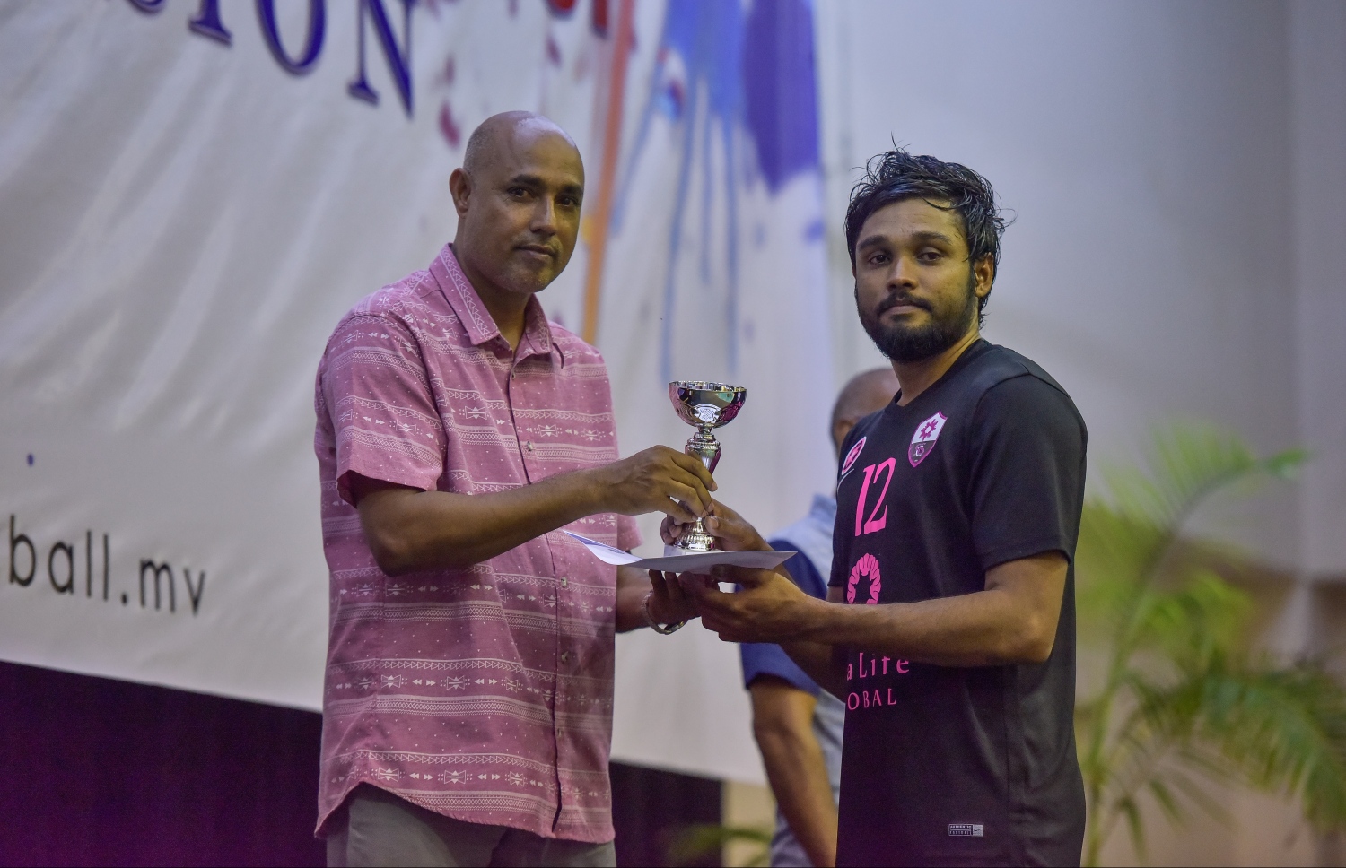 މާލެ: 28 ސެޕްޓެމްބަރު 2017، ވީއޭއެމް އެސޯސިއޭޝަން ކަޕް ފައިނަލްގައި ރޭ މޯލްޑިވިއަން ރެކްރިއޭޝަން އާއި ސީލައިފް ސްޕޯޓްސް ކްލަބު ބައްދަލު ކުރި މެޗުގެ ތެރެއިން، މިރޭގެ ފައިނަލުގައި މޯލްޑިވިއަން ވަރުގަދަ ކުޅުމެއް ދެއްކިއިރު، އެ ޓީމުން މެޗު ކާމިޔާބުކުރީ ތިން ސެޓު އެއް ސެޓުން--. ފޮޓޯ: ނިޝާން އަލީ/މިހާރު