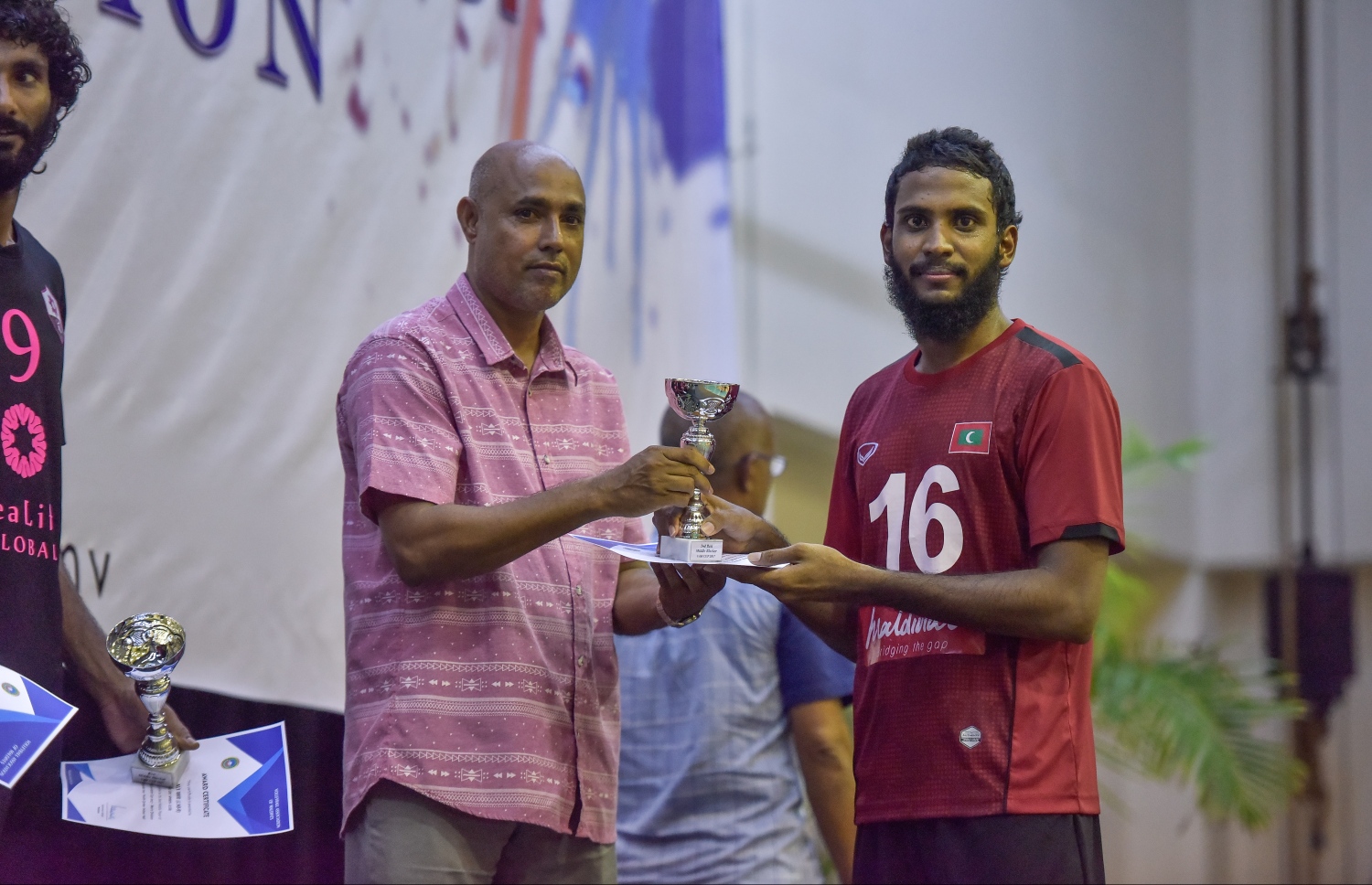 މާލެ: 28 ސެޕްޓެމްބަރު 2017، ވީއޭއެމް އެސޯސިއޭޝަން ކަޕް ފައިނަލްގައި ރޭ މޯލްޑިވިއަން ރެކްރިއޭޝަން އާއި ސީލައިފް ސްޕޯޓްސް ކްލަބު ބައްދަލު ކުރި މެޗުގެ ތެރެއިން، މިރޭގެ ފައިނަލުގައި މޯލްޑިވިއަން ވަރުގަދަ ކުޅުމެއް ދެއްކިއިރު، އެ ޓީމުން މެޗު ކާމިޔާބުކުރީ ތިން ސެޓު އެއް ސެޓުން--. ފޮޓޯ: ނިޝާން އަލީ/މިހާރު