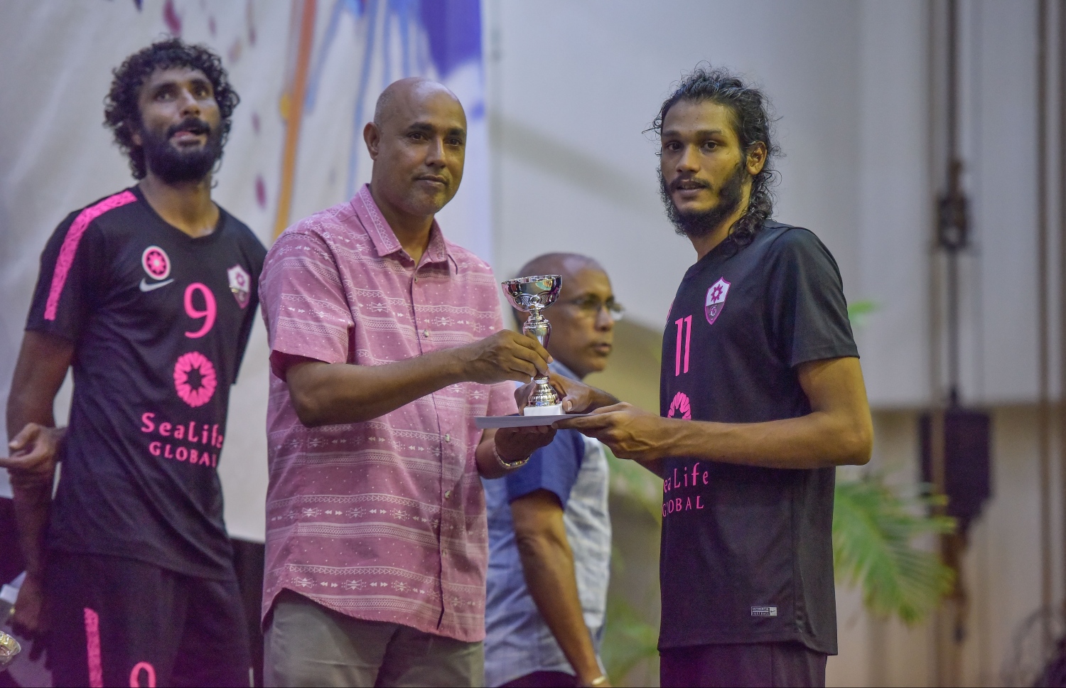 މާލެ: 28 ސެޕްޓެމްބަރު 2017، ވީއޭއެމް އެސޯސިއޭޝަން ކަޕް ފައިނަލްގައި ރޭ މޯލްޑިވިއަން ރެކްރިއޭޝަން އާއި ސީލައިފް ސްޕޯޓްސް ކްލަބު ބައްދަލު ކުރި މެޗުގެ ތެރެއިން، މިރޭގެ ފައިނަލުގައި މޯލްޑިވިއަން ވަރުގަދަ ކުޅުމެއް ދެއްކިއިރު، އެ ޓީމުން މެޗު ކާމިޔާބުކުރީ ތިން ސެޓު އެއް ސެޓުން--. ފޮޓޯ: ނިޝާން އަލީ/މިހާރު