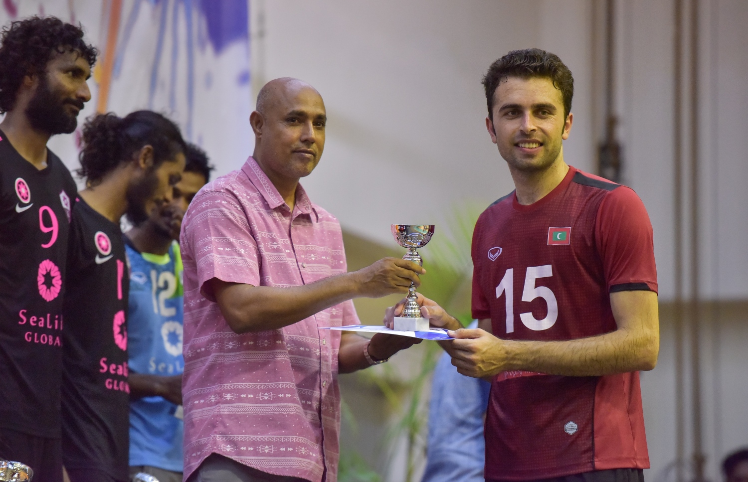 މާލެ: 28 ސެޕްޓެމްބަރު 2017، ވީއޭއެމް އެސޯސިއޭޝަން ކަޕް ފައިނަލްގައި ރޭ މޯލްޑިވިއަން ރެކްރިއޭޝަން އާއި ސީލައިފް ސްޕޯޓްސް ކްލަބު ބައްދަލު ކުރި މެޗުގެ ތެރެއިން، މިރޭގެ ފައިނަލުގައި މޯލްޑިވިއަން ވަރުގަދަ ކުޅުމެއް ދެއްކިއިރު، އެ ޓީމުން މެޗު ކާމިޔާބުކުރީ ތިން ސެޓު އެއް ސެޓުން--. ފޮޓޯ: ނިޝާން އަލީ/މިހާރު