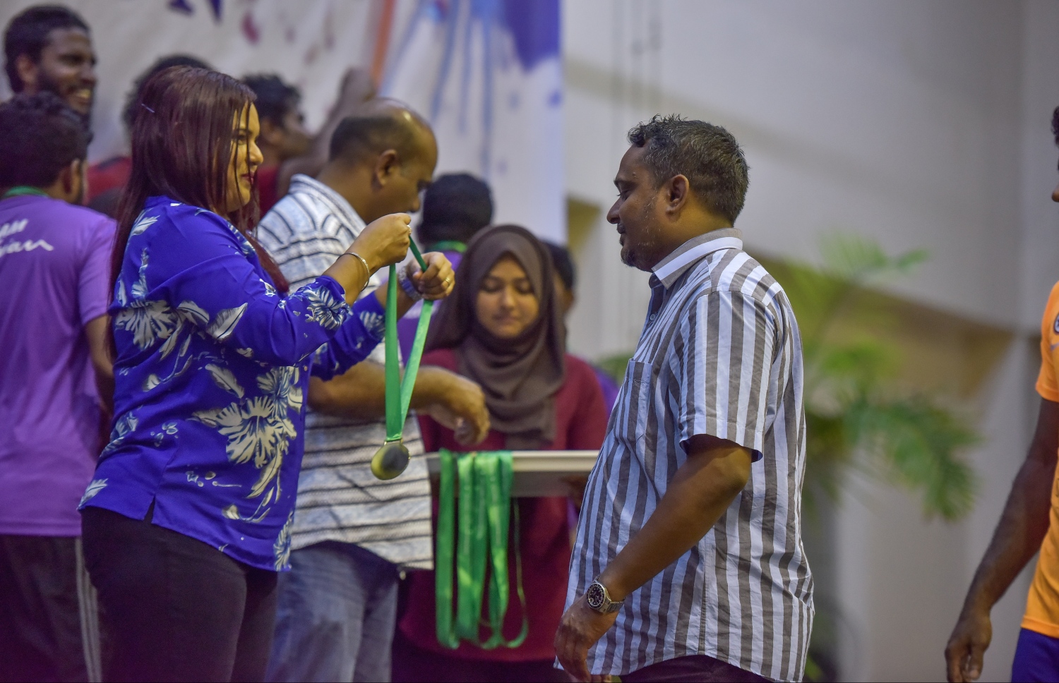 މާލެ: 28 ސެޕްޓެމްބަރު 2017، ވީއޭއެމް އެސޯސިއޭޝަން ކަޕް ފައިނަލްގައި ރޭ މޯލްޑިވިއަން ރެކްރިއޭޝަން އާއި ސީލައިފް ސްޕޯޓްސް ކްލަބު ބައްދަލު ކުރި މެޗުގެ ތެރެއިން، މިރޭގެ ފައިނަލުގައި މޯލްޑިވިއަން ވަރުގަދަ ކުޅުމެއް ދެއްކިއިރު، އެ ޓީމުން މެޗު ކާމިޔާބުކުރީ ތިން ސެޓު އެއް ސެޓުން--. ފޮޓޯ: ނިޝާން އަލީ/މިހާރު