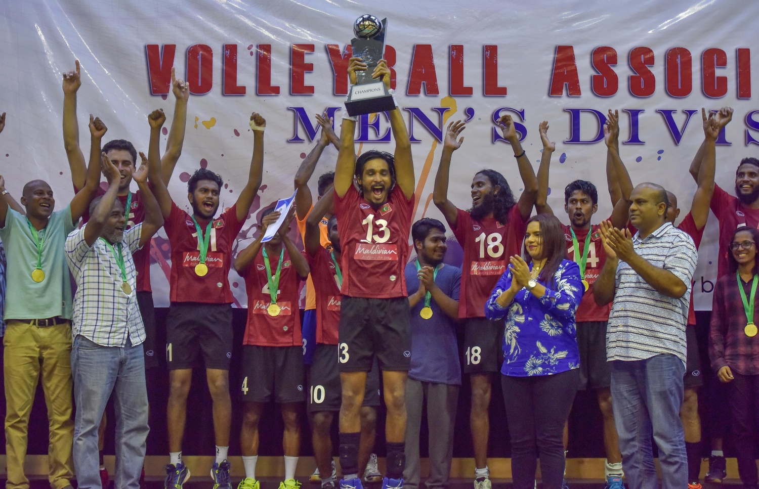 މާލެ: 28 ސެޕްޓެމްބަރު 2017، ވީއޭއެމް އެސޯސިއޭޝަން ކަޕް ފައިނަލްގައި ރޭ މޯލްޑިވިއަން ރެކްރިއޭޝަން އާއި ސީލައިފް ސްޕޯޓްސް ކްލަބު ބައްދަލު ކުރި މެޗުގެ ތެރެއިން، މިރޭގެ ފައިނަލުގައި މޯލްޑިވިއަން ވަރުގަދަ ކުޅުމެއް ދެއްކިއިރު، އެ ޓީމުން މެޗު ކާމިޔާބުކުރީ ތިން ސެޓު އެއް ސެޓުން--. ފޮޓޯ: ނިޝާން އަލީ/މިހާރު