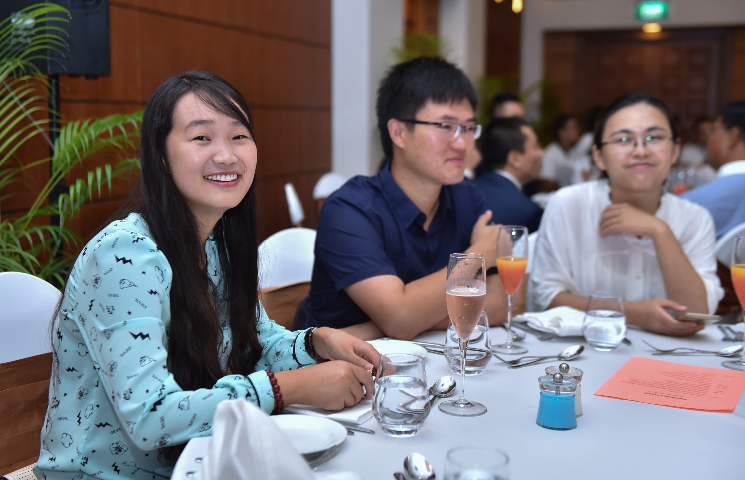 ސެޕްޓެމްބަރު 28، 2017- ރާއްޖެ އާއި ޗައިނާއާ ދެމެދު އޮތް ގުޅުން ރައީސް އަބްދުﷲ ޔާމީންގެ ވެރިކަމުގައި އިތުރަށް ބަދަހިކޮށް، ރާއްޖެ އަށް ތަފާތު އެހީތަކާއި އުމްރާނީ ތަރައްގީ އަށް ބޮޑެތި ލޯނުތައް އެ ގައުމުން މިހާތަނަށް ވަނީ ދީފައި. ދެ ގައުމުގެ މި ގުޅުމަށް 45 އަހަރު ފުރުން މިއަދު ފާހަގަކޮށްފައިވާއިރު، އެ ގައުމުގެ 68 ވަނަ ގައުމީ ދުވަސް ވެސް ވަނީ ރާއްޖޭގައި ފާހަގަކޮށްފައި. ފޮޓޯ އިން އެ ފެންނަނީ އެ ދެ މުނާސަބަތާ ގުޅުވައިގެން ބޭއްވި ހަފުލާގައި، ރާއްޖޭގައި ހުންނަ ޗައިނާގެ އެމްބަސީގެ އޮފިޝަލުންތަކެއް ބައިވެރިވެވަޑައިގަންނަވާ މަންޒަރު.---މިހާރު ފޮޓޯ: ހުސެއިން ވަހީދު