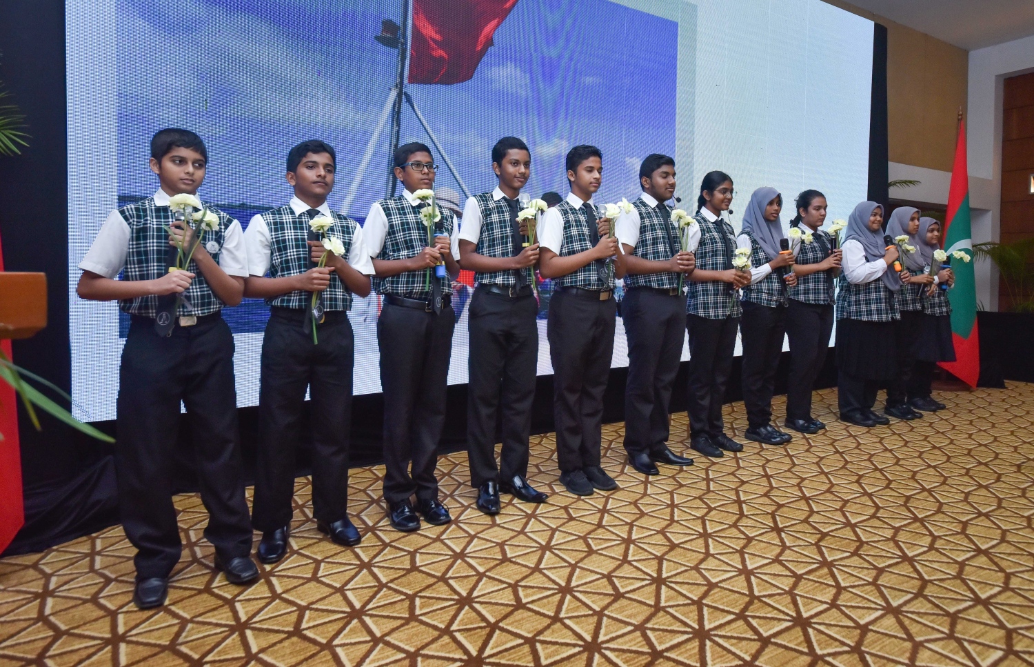 ސެޕްޓެމްބަރު 28، 2017- ރާއްޖެ އާއި ޗައިނާއާ ދެމެދު އޮތް ގުޅުމަށް 45 އަހަރު ފުރުން ފާހަގަކުރުމަށާއި އެ ގައުމުގެ 68 ވަނަ ގައުމީ ދުވަސް ފާހަގަކުރުމަށް ބޭއްވި ހަފުލާގައި އަހުމަދިއްޔާ ސްކޫލުގެ ކުދިންތަކެއް ޗައިނާގެ ބަހުން ލަވައެއް ހުށަހަޅަނީ.---މިހާރު ފޮޓޯ: ހުސެއިން ވަހީދު