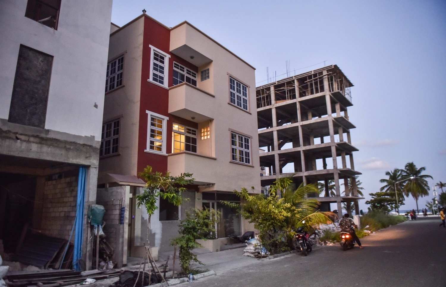 ސެޕްޓެމްބަރު 29، 2017- ހުޅުމާލޭގައި ރޭ ވަރަށް ކުއްލި ގޮތަކަށް މަރުވި ދެ ޒުވާނުން ކަމަށްވާ ތ. ތިމަރަފުށީ އަހުމަދު ހާމީން، 21، އަދި ދަފްތަރު ފާތުމަތު ސަމާ، 18، އެ ހާދިސާ ހިނގި އިރު ތިބި އިމާރާތް: އެ މީހުން އުޅުނީ މި އިމާރާތުގެ ފަސްޓް ފްލޯގައި---ފޮޓޯ: މިހާރު