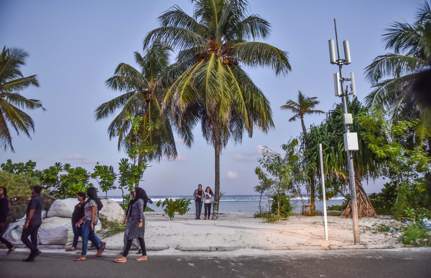 ސެޕްޓެމްބަރު 29، 2017- ހުޅުމާލޭގައި ރޭ ވަރަށް ކުއްލި ގޮތަކަށް މަރުވި ދެ ޒުވާނުން ކަމަށްވާ ތ. ތިމަރަފުށީ އަހުމަދު ހާމީން، 21، އަދި ދަފްތަރު ފާތުމަތު ސަމާ، 18، އެ ހާދިސާ ހިނގި އިރު އުޅުނު ސަހަރައްދު ---ފޮޓޯ: މިހާރު