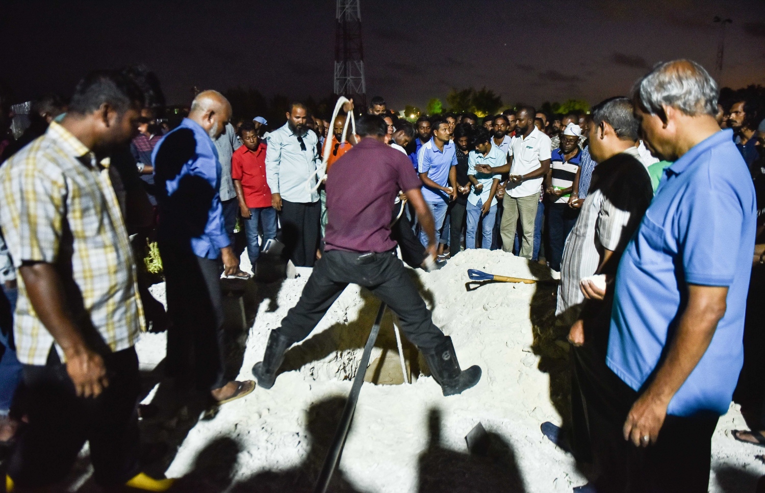 ސެޕްޓެމްބަރު 29، 2017- ހުޅުމާލޭގައި ރޭ ވަރަށް ކުއްލި ގޮތަކަށް މަރުވި ދެ ޒުވާނުން ކަމަށްވާ ތ. ތިމަރަފުށީ އަހުމަދު ހާމީން، 21، އަދި ދަފްތަރު ފާތުމަތު ސަމާ، 18، ގެ ޖަނާޒާ ހުޅުމާލޭގައި މިރޭ ކުރިއަށް ދަނީ-- ފޮޓޯ: މިހާރު