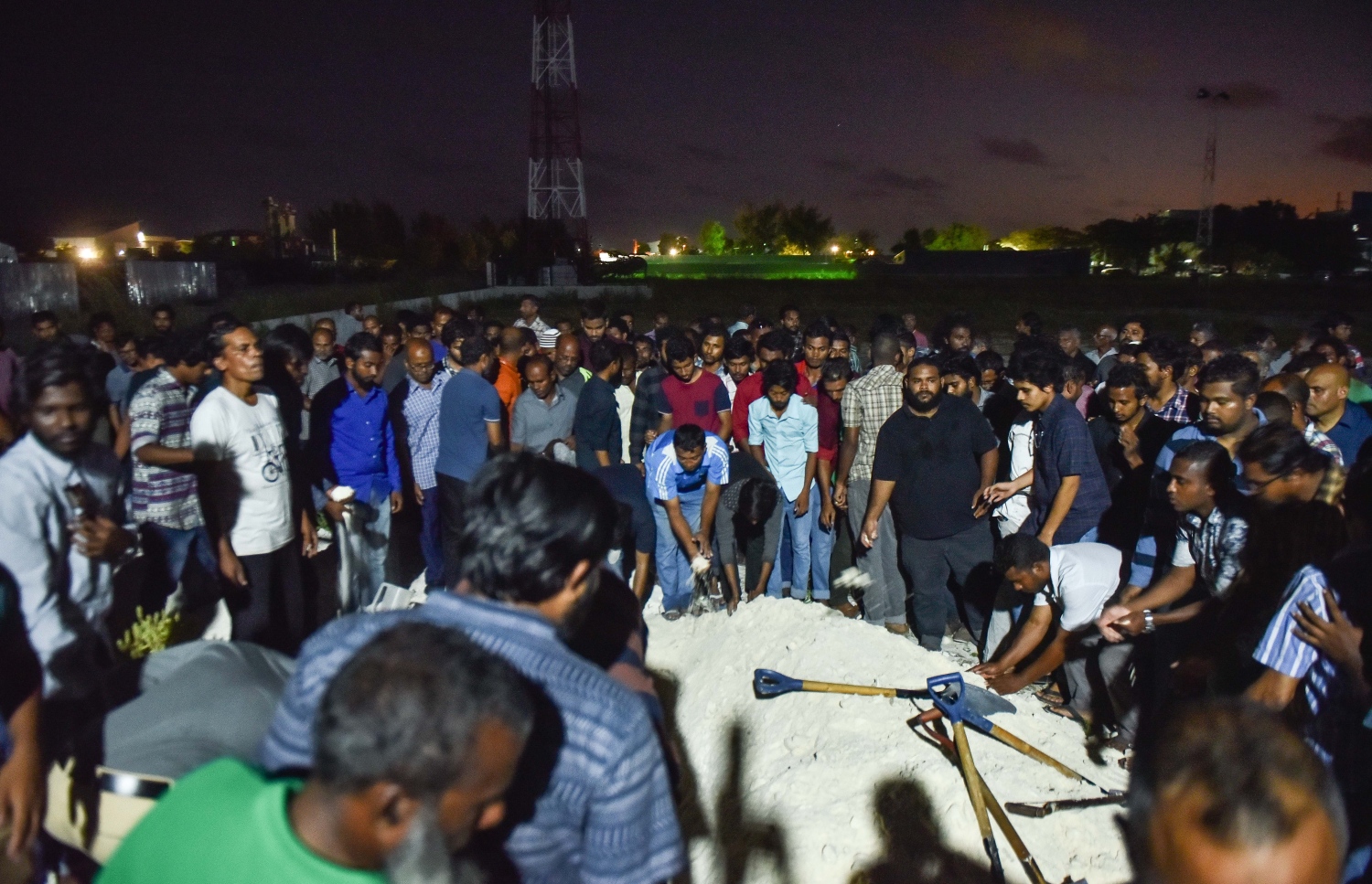 ސެޕްޓެމްބަރު 29، 2017- ހުޅުމާލޭގައި ރޭ ވަރަށް ކުއްލި ގޮތަކަށް މަރުވި ދެ ޒުވާނުން ކަމަށްވާ ތ. ތިމަރަފުށީ އަހުމަދު ހާމީން، 21، އަދި ދަފްތަރު ފާތުމަތު ސަމާ، 18، ގެ ޖަނާޒާ ހުޅުމާލޭގައި މިރޭ ކުރިއަށް ދަނީ-- ފޮޓޯ: މިހާރު