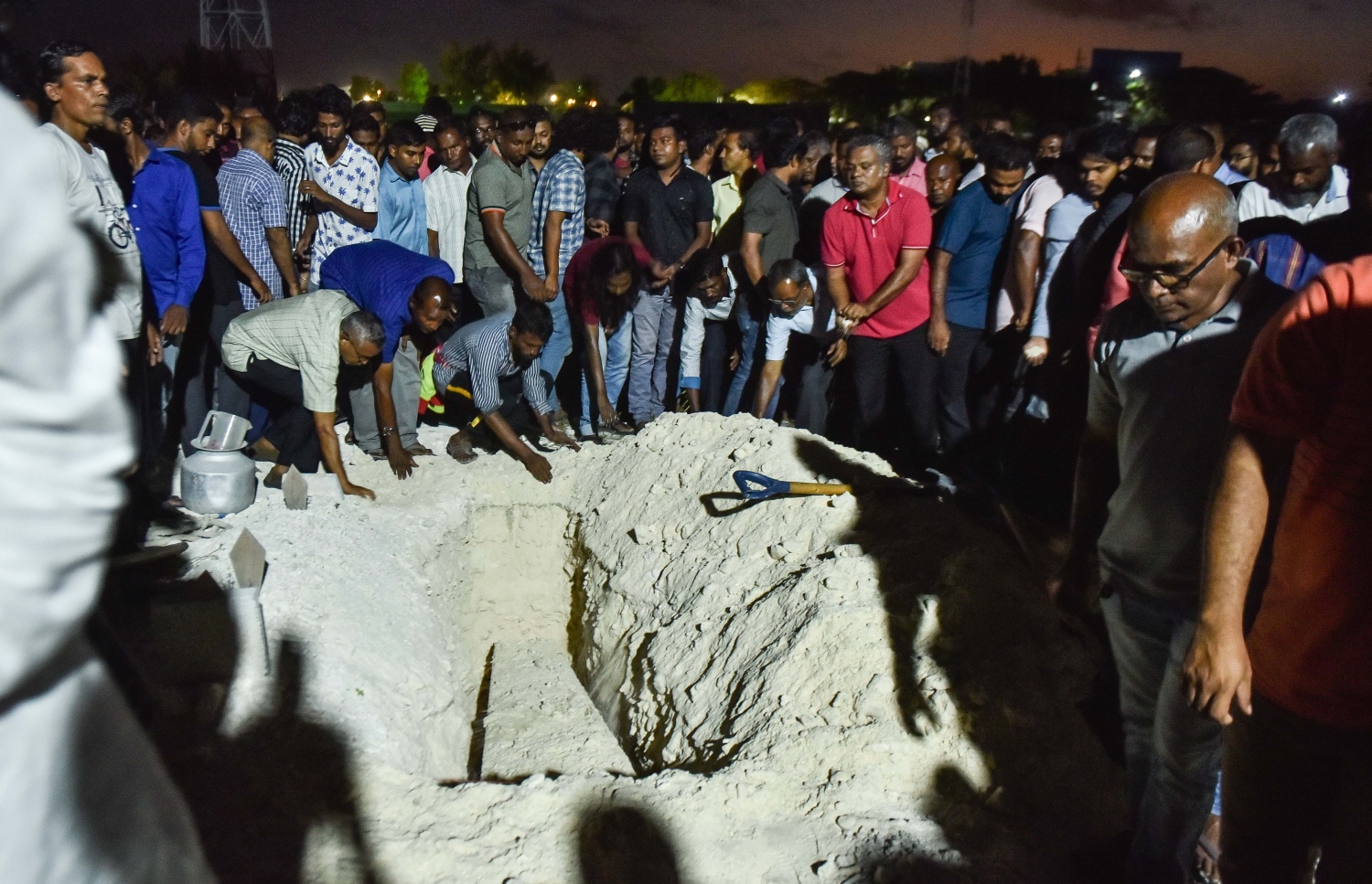 ސެޕްޓެމްބަރު 29، 2017- ހުޅުމާލޭގައި ރޭ ވަރަށް ކުއްލި ގޮތަކަށް މަރުވި ދެ ޒުވާނުން ކަމަށްވާ ތ. ތިމަރަފުށީ އަހުމަދު ހާމީން، 21، އަދި ދަފްތަރު ފާތުމަތު ސަމާ، 18، ގެ ޖަނާޒާ ހުޅުމާލޭގައި މިރޭ ކުރިއަށް ދަނީ-- ފޮޓޯ: މިހާރު