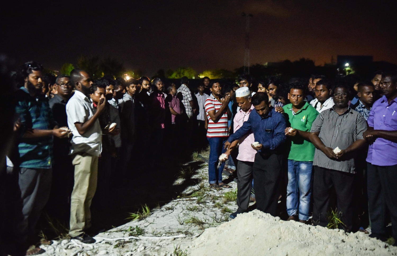 ސެޕްޓެމްބަރު 29، 2017- ހުޅުމާލޭގައި ރޭ ވަރަށް ކުއްލި ގޮތަކަށް މަރުވި ދެ ޒުވާނުން ކަމަށްވާ ތ. ތިމަރަފުށީ އަހުމަދު ހާމީން، 21، އަދި ދަފްތަރު ފާތުމަތު ސަމާ، 18، ގެ ޖަނާޒާ ހުޅުމާލޭގައި މިރޭ ކުރިއަށް ދަނީ-- ފޮޓޯ: މިހާރު