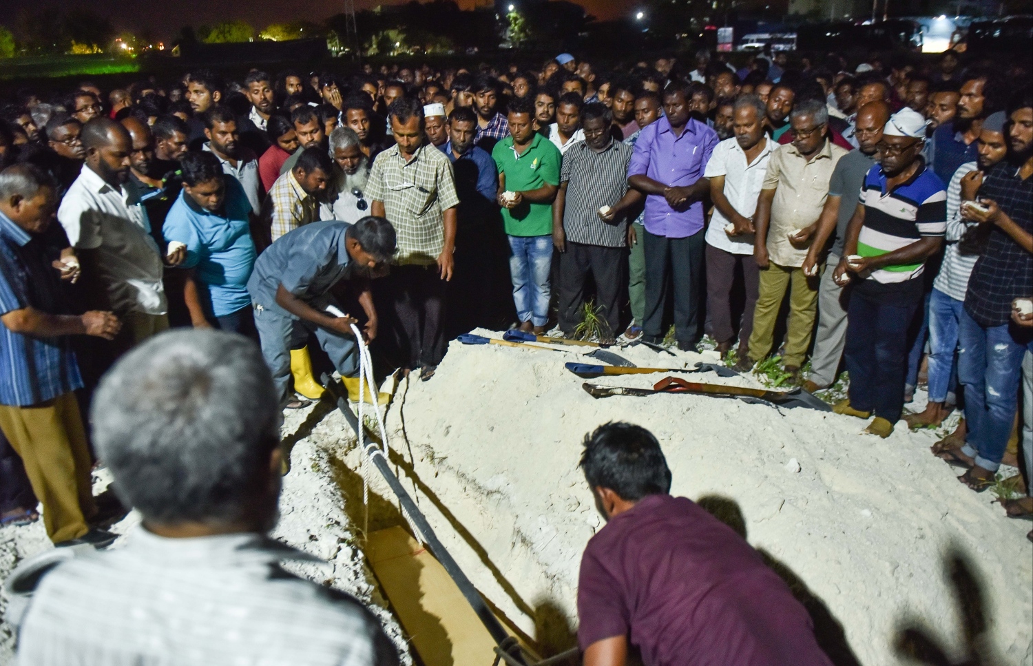 ސެޕްޓެމްބަރު 29، 2017- ހުޅުމާލޭގައި ރޭ ވަރަށް ކުއްލި ގޮތަކަށް މަރުވި ދެ ޒުވާނުން ކަމަށްވާ ތ. ތިމަރަފުށީ އަހުމަދު ހާމީން، 21، އަދި ދަފްތަރު ފާތުމަތު ސަމާ، 18، ގެ ޖަނާޒާ ހުޅުމާލޭގައި މިރޭ ކުރިއަށް ދަނީ-- ފޮޓޯ: މިހާރު