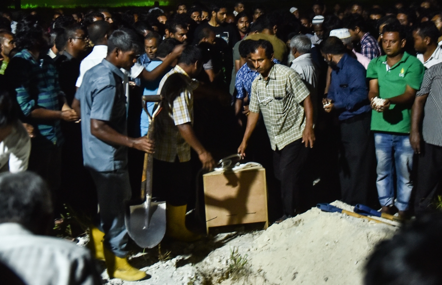 ސެޕްޓެމްބަރު 29، 2017- ހުޅުމާލޭގައި ރޭ ވަރަށް ކުއްލި ގޮތަކަށް މަރުވި ދެ ޒުވާނުން ކަމަށްވާ ތ. ތިމަރަފުށީ އަހުމަދު ހާމީން، 21، އަދި ދަފްތަރު ފާތުމަތު ސަމާ، 18، ގެ ޖަނާޒާ ހުޅުމާލޭގައި މިރޭ ކުރިއަށް ދަނީ-- ފޮޓޯ: މިހާރު