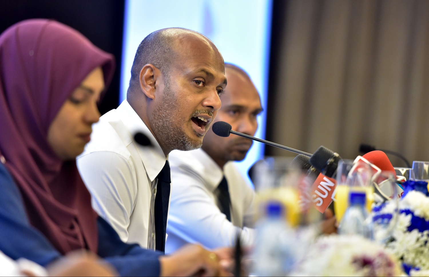 އެމްޓީސީސީން ހިއްސާދާރުންނަށް އަލުން ހިއްސާ ވިއްކަން ފެށުމާ ބެހޭ ގޮތުން އެ ކުންފުނީގެ ޗެއާމަން އަހުމަދު ނިޔާޒް (މ) އާއި ކުންފުނީގެ އިސްވެރިން ނޫސްވެރިންނަށް މިރޭ މައުލޫމާތު ދެއްވަނީ. ފޮޓޯ: ނިޝާން އަލީ /މިހާރު