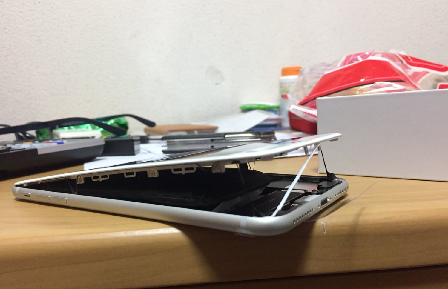 އެޕަލް އައިފޯން 8 ޕްލަސް ދެ ފަޅިވެފައި