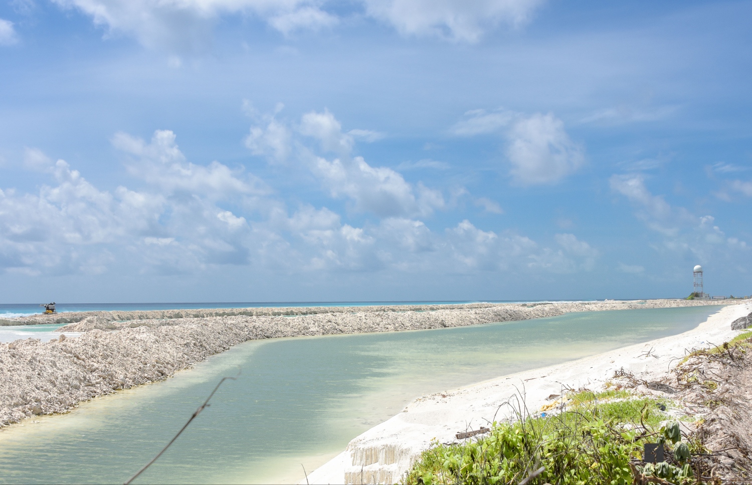 ހުޅުލެ އާއި ހުޅުމާލެ ގުޅުވައިދޭ ލިންކު ރޯޑަށް ބޭނުންވާ ބިން ހިއްކުމުގެ މަސައްކަތްކުރަނީ. ފޮޓޯ: އެޗްޑީސީ