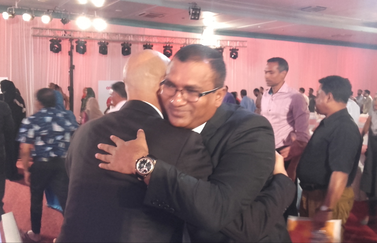 އުރީދޫގެ ބޯޑަށް ޒުހޫރު އިންތިޚާބުވުމާ ގުޅިގެން އެ ކުންފުނީގެ އިސް ވެރިން ރޭ އޭނާ އަށް މަރުހަބާ ދަންނަވަނީ.---މިހާރު ފޮޓޯ