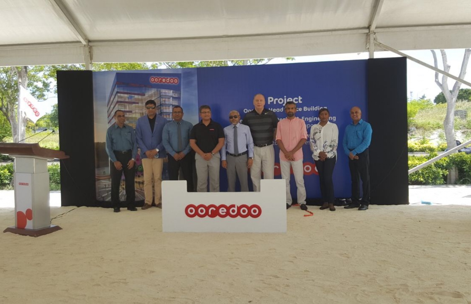 އުރީދޫން ހުޅުމާލޭގައި ހަދާ ހެޑް އޮފީސް ބިލްޑިންގެ ބިންގާ އެޅުމުގެ ރަސްމިއްޔާތުގައި އެ ކުންފުނީގެ ސީއީއޯ ނަޖީބު ޚާން އާއި ކުންފުނީގެ ބޯޑު މެމްބަރުން ބައިވެރިވެވަޑައިގަންނަވަނީ. ފޮޓޯ: އުރީދޫ