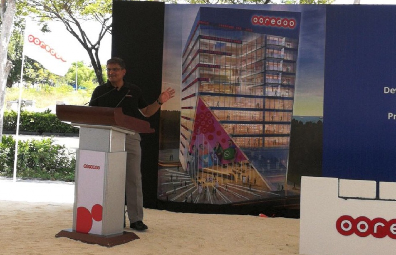 އުރީދޫން ހުޅުމާލޭގައި ހަދާ ހެޑް އޮފީސް ބިލްޑިންގެ ބިންގާ އެޅުމުގެ ރަސްމިއްޔާތުގައި އެ ކުންފުނީގެ ސީއީއޯ ނަޖީބު ޚާން ވާހަކަދައްކަވަނީ. ފޮޓޯ: އުރީދޫ