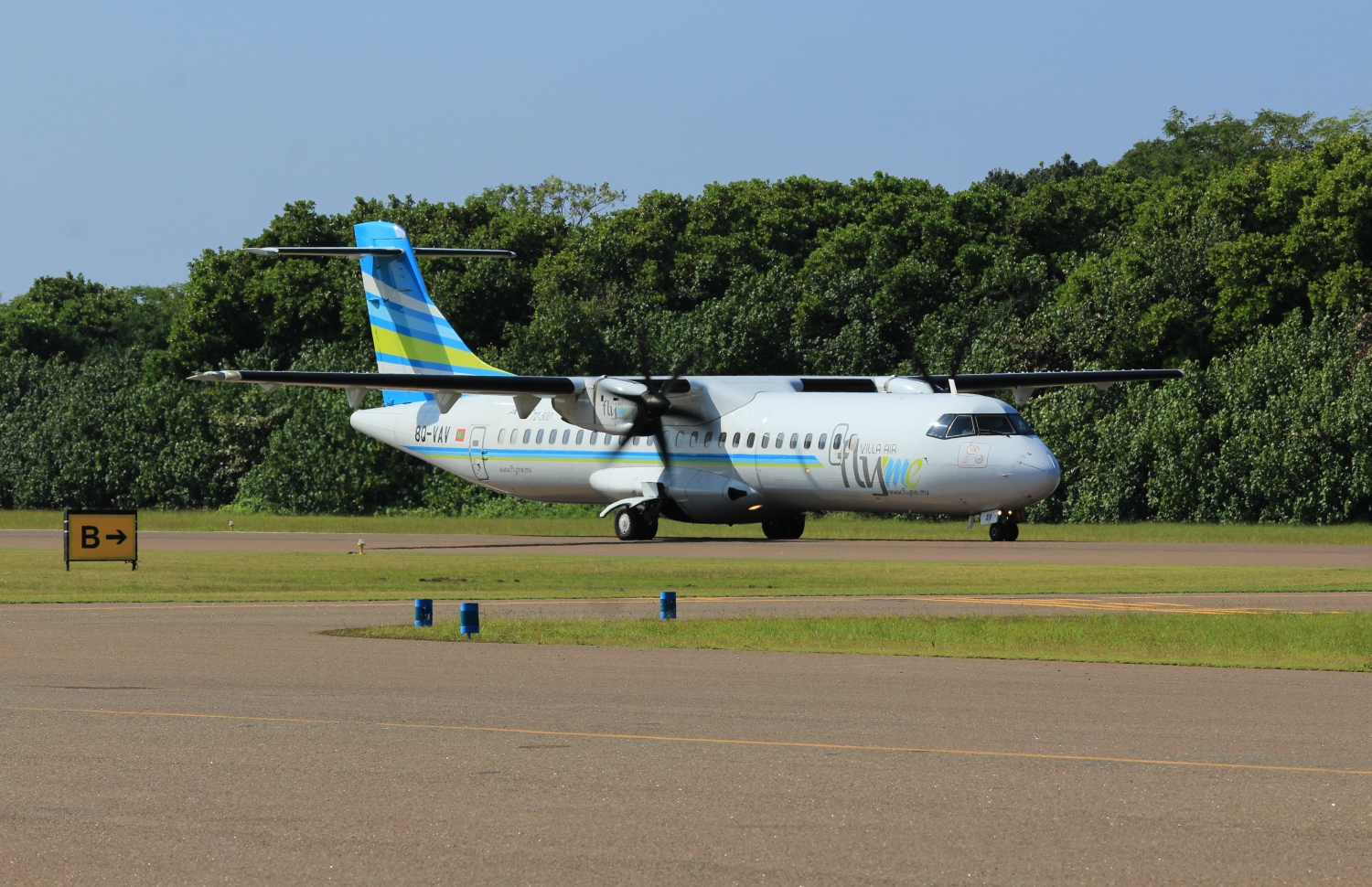 ފްލައިމީގެ މަތިންދާބޯޓެއް ރާއްޖޭގެ އެއާޕޯޓެއްގެ ރަންވޭގައި މަޑުކޮށްލައިގެން: އެ ކުންފުނިން ވައިގެ ދަތުރުގެ ހިދުމަތްދޭން އޭޓީއާރު މަރުކާގެ ތިން ބޯޓެއް ބޭނުންކުރޭ. ފޮޓޯ: ފްލައިމީ