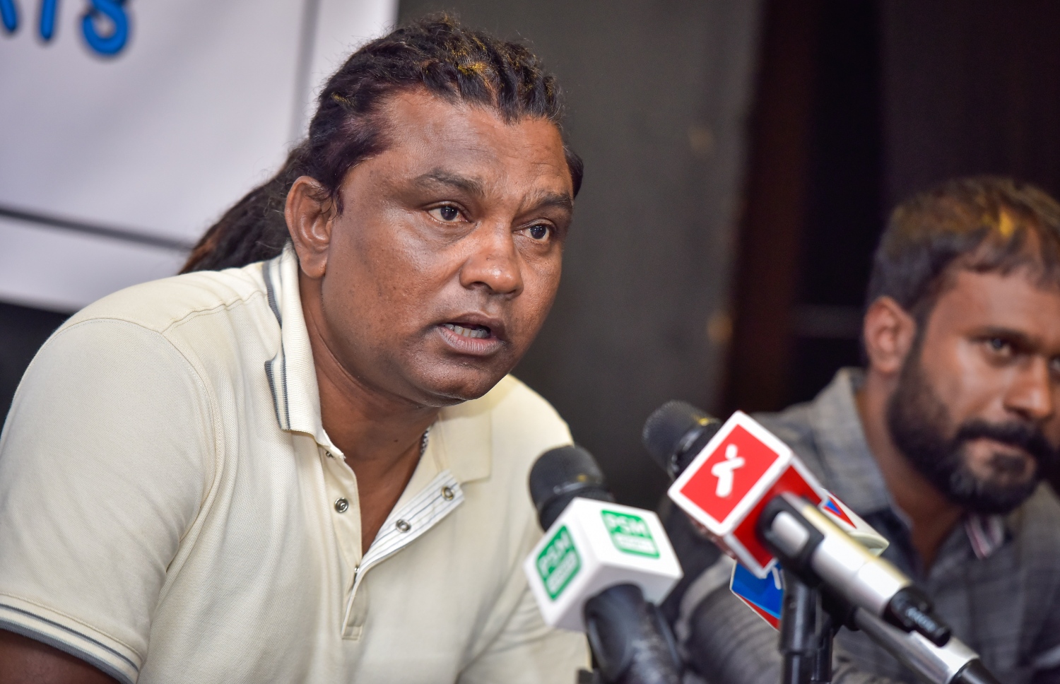 މިއަދު އޮތް ނޫސްވެރިންގެ ބައްދަލުވުމުގައި ސުޒޭން ވާހަކަ ދައްކަނީ.-- ފޮޓޯ: ނިޝާން އަލީ/ މިހާރު