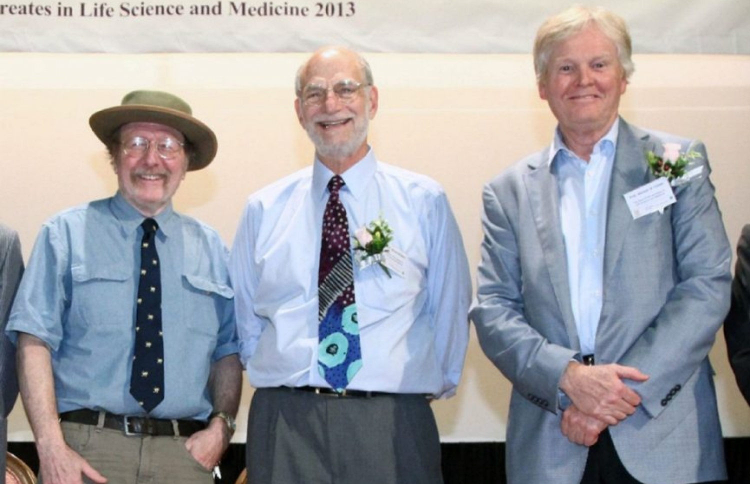 ފިޒިއޮލޮޖީ ނުވަތަ މެޑިސިންގެ ރޮނގުން ނޮބެލް އިނާމު ލިބިވަޑައިގެންނެވި އެމެރިކާގެ ތިން ސައިންސްވެރިން