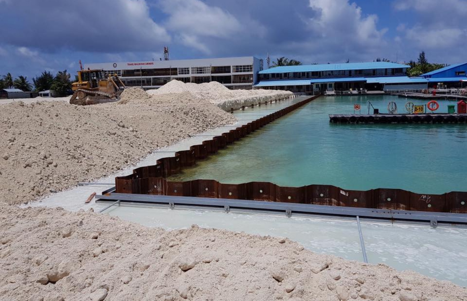 އެއާޕޯޓުގައި ސީ ޕްލޭން މަރާމާތުކުރަން އަލަށް ހެނގަރު ހަދާ ސަރަހައްދު ޝީޓް ޕައިލްކުރުމުގެ މަސައްކަތްކުރަނީ. ފޮޓޯ: އެމްއޭސީއެލް