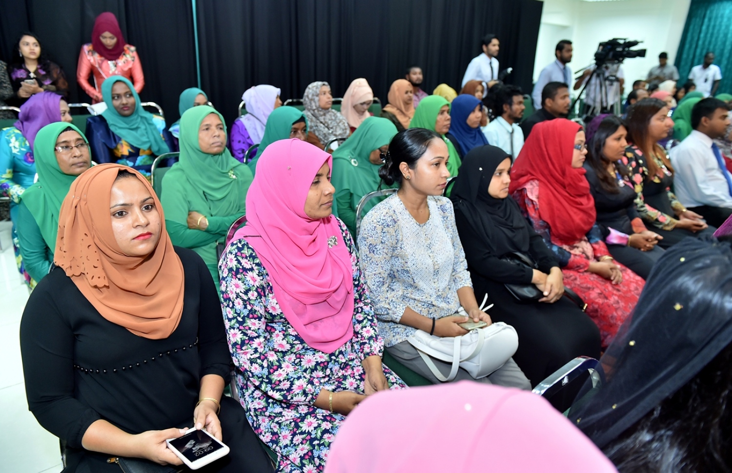 މާލެ: އޮކްޓޯބަރު 1، 2017: ބައިނަލް އަގުވާމީ އުމުރުން ދުވަސްވީ މީހުންގެ ދުވަހުގެ މުނާސަބަތުގައި ޖެންޑާ މިނިސްޓްރީން އިަސްލާމިކް ޔުނިވަސިޓީގައި "ދޮށީއުމުރުގެ މީހުންގެ ޤައުމީ ސިޔާސަތު" ނެރުމަށް ބޭއްވި ހަފުލާގައި ސަރުކާރުގެ ބައެއް މުއައްސަސާގެ އިސްވެރިންނާއި ބައެއް މުވައްޒަފުން ބައިވެރިވަނީ.-- ފޮޓޯ: ރައީސް އޮފީސް