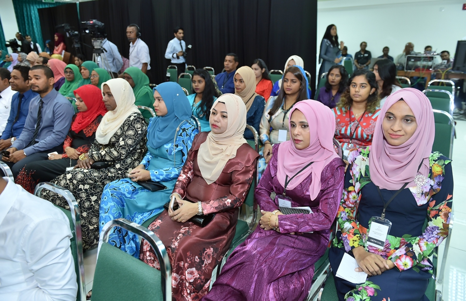 މާލެ: އޮކްޓޯބަރު 1، 2017: ބައިނަލް އަގުވާމީ އުމުރުން ދުވަސްވީ މީހުންގެ ދުވަހުގެ މުނާސަބަތުގައި ޖެންޑާ މިނިސްޓްރީން އިަސްލާމިކް ޔުނިވަސިޓީގައި "ދޮށީއުމުރުގެ މީހުންގެ ޤައުމީ ސިޔާސަތު" ނެރުމަށް ބޭއްވި ހަފުލާގައި ސަރުކާރުގެ ބައެއް މުއައްސަސާގެ އިސްވެރިންނާއި ބައެއް މުވައްޒަފުން ބައިވެރިވަނީ.-- ފޮޓޯ: ރައީސް އޮފީސް