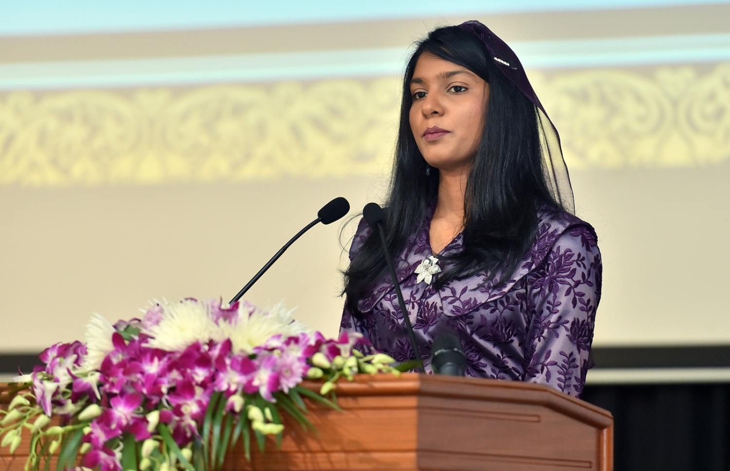 މާލެ: އޮކްޓޯބަރު 1، 2017: ބައިނަލް އަގުވާމީ އުމުރުން ދުވަސްވީ މީހުންގެ ދުވަހުގެ މުނާސަބަތުގައި ޖެންޑާ މިނިސްޓްރީން އިަސްލާމިކް ޔުނިވަސިޓީގައި "ދޮށީއުމުރުގެ މީހުންގެ ޤައުމީ ސިޔާސަތު" ނެރުމަށް ބޭއްވި ހަފުލާގައި ޖެންޑާ މިނިސްޓަރު ޒެނީޝާ ވާހަކަ ދައްކަވަނީ.-- ފޮޓޯ: ރައީސް އޮފީސް