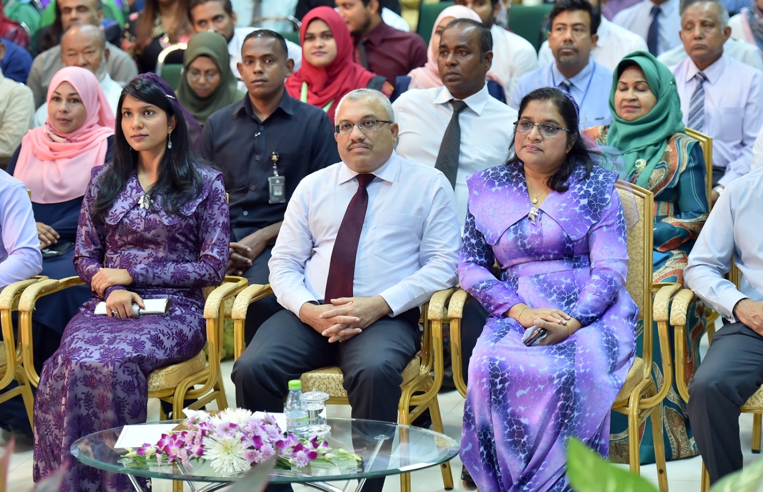 މާލެ: އޮކްޓޯބަރު 1، 2017: ބައިނަލް އަގުވާމީ އުމުރުން ދުވަސްވީ މީހުންގެ ދުވަހުގެ މުނާސަބަތުގައި ޖެންޑާ މިނިސްޓްރީން އިަސްލާމިކް ޔުނިވަސިޓީގައި "ދޮށީއުމުރުގެ މީހުންގެ ޤައުމީ ސިޔާސަތު" ނެރުމަށް ބޭއްވި ހަފުލާގައި ނައިބު ރައީސް އަބްދުﷲ ޖިހާދު (މ)، ޖެންޑާ މިނިސްޓަރު ޒެނީޝާ(ވ) އަދި ރައީސް އޮފީހުގެ ލީގަލް އެފެއާޒް އާޒިމާ ޝަކޫރު(ކ) ބައިވެރިވެ ވަޑައިގަންނަވަނީ.-- ފޮޓޯ: ރައީސް އޮފީސް