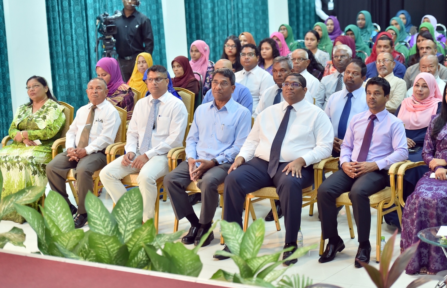 މާލެ: އޮކްޓޯބަރު 1، 2017: ބައިނަލް އަގުވާމީ އުމުރުން ދުވަސްވީ މީހުންގެ ދުވަހުގެ މުނާސަބަތުގައި ޖެންޑާ މިނިސްޓްރީން އިަސްލާމިކް ޔުނިވަސިޓީގައި "ދޮށީއުމުރުގެ މީހުންގެ ޤައުމީ ސިޔާސަތު" ނެރުމަށް ބޭއްވި ހަފުލާގައި ވަޒީރުންނާއި، ސަރުކާރުގެ ބައެއް މުއައްސަސާގެ އިސްވެރިންނާއި އަދި ބައެއް މުވައްޒަފުން ބައިވެރިވަނީ.-- ފޮޓޯ: ރައީސް އޮފީސް