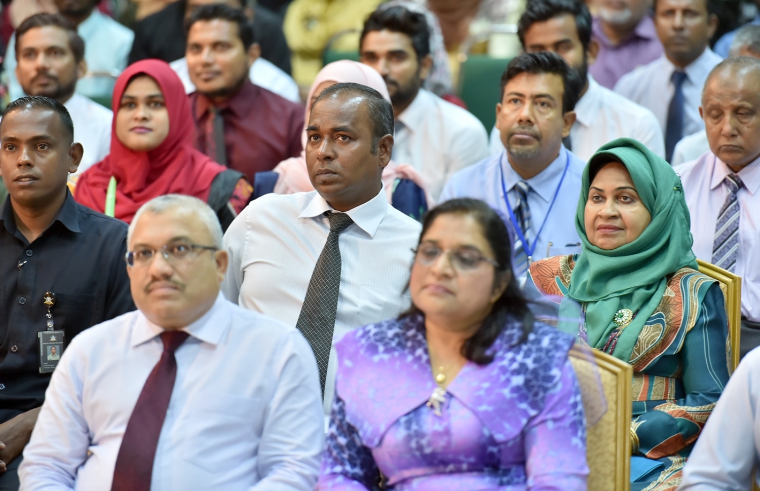 މާލެ: އޮކްޓޯބަރު 1، 2017: ބައިނަލް އަގުވާމީ އުމުރުން ދުވަސްވީ މީހުންގެ ދުވަހުގެ މުނާސަބަތުގައި ޖެންޑާ މިނިސްޓްރީން އިަސްލާމިކް ޔުނިވަސިޓީގައި "ދޮށީއުމުރުގެ މީހުންގެ ޤައުމީ ސިޔާސަތު" ނެރުމަށް ބޭއްވި ހަފުލާގައި ނައިބު ރައީސް އަބްދުﷲ ޖިހާދުގެ އިތުރުން ސަރުކާރުގެ ބައެއް އިސްވެރިން ބައިވެރިވެ ވަޑައިގަންނަވަނީ.-- ފޮޓޯ: ރައީސް އޮފީސް