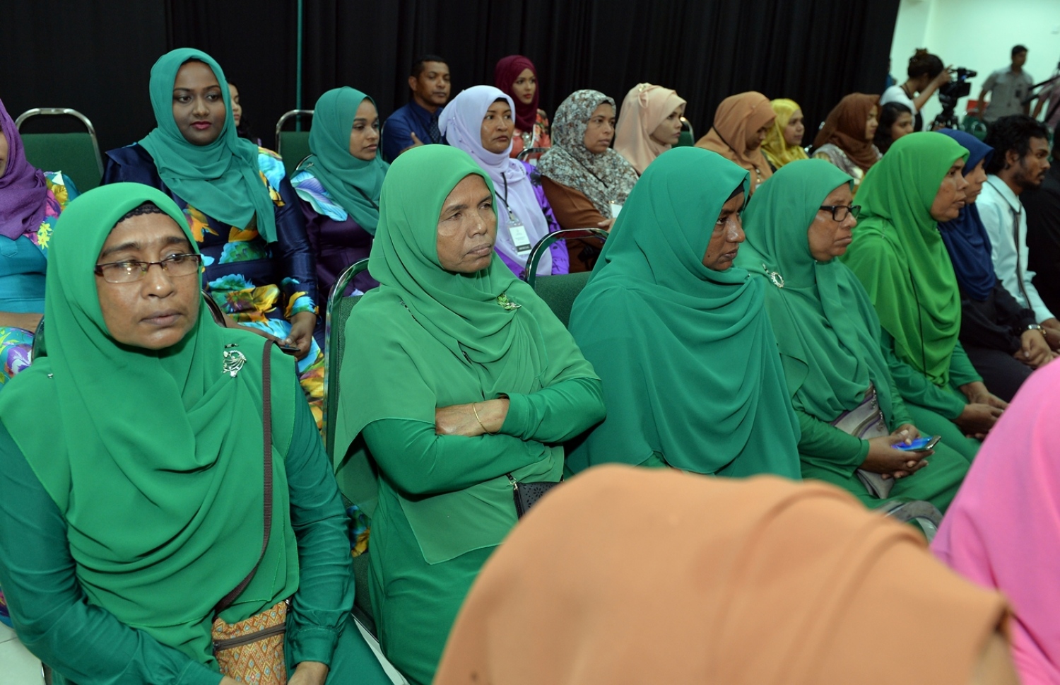 މާލެ: އޮކްޓޯބަރު 1، 2017: ބައިނަލް އަގުވާމީ އުމުރުން ދުވަސްވީ މީހުންގެ ދުވަހުގެ މުނާސަބަތުގައި ޖެންޑާ މިނިސްޓްރީން އިަސްލާމިކް ޔުނިވަސިޓީގައި "ދޮށީއުމުރުގެ މީހުންގެ ޤައުމީ ސިޔާސަތު" ނެރުމަށް ބޭއްވި ހަފުލާގައި ސަރުކާރުގެ ބައެއް މުވައްޒަފުން ބައިވެރިވަނީ.-- ފޮޓޯ: ރައީސް އޮފީސް