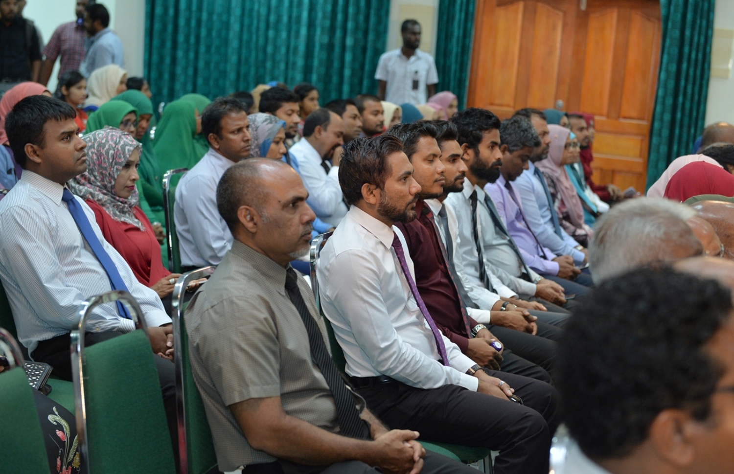 މާލެ: އޮކްޓޯބަރު 1، 2017: ބައިނަލް އަގުވާމީ އުމުރުން ދުވަސްވީ މީހުންގެ ދުވަހުގެ މުނާސަބަތުގައި ޖެންޑާ މިނިސްޓްރީން އިަސްލާމިކް ޔުނިވަސިޓީގައި "ދޮށީއުމުރުގެ މީހުންގެ ޤައުމީ ސިޔާސަތު" ނެރުމަށް ބޭއްވި ހަފުލާގައި ސަރުކާރުގެ ބައެއް މުއައްސަސާގެ އިސްވެރިންނާއި ބައެއް މުވައްޒަފުން ބައިވެރިވަނީ.-- ފޮޓޯ: ރައީސް އޮފީސް