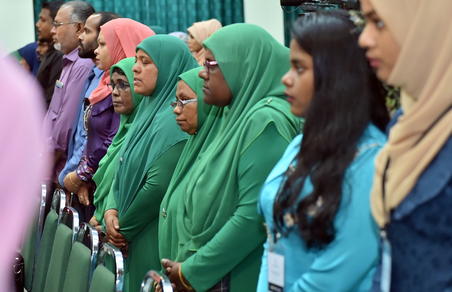 މާލެ: އޮކްޓޯބަރު 1، 2017: ބައިނަލް އަގުވާމީ އުމުރުން ދުވަސްވީ މީހުންގެ ދުވަހުގެ މުނާސަބަތުގައި ޖެންޑާ މިނިސްޓްރީން އިަސްލާމިކް ޔުނިވަސިޓީގައި "ދޮށީއުމުރުގެ މީހުންގެ ޤައުމީ ސިޔާސަތު" ނެރުމަށް ބޭއްވި ހަފުލާގައި ސަރުކާރުގެ ބައެއް މުއައްސަސާތަކުގެ މުވައްޒަފުން ބައިވެރިވަނީ.-- ފޮޓޯ: ރައީސް އޮފީސް