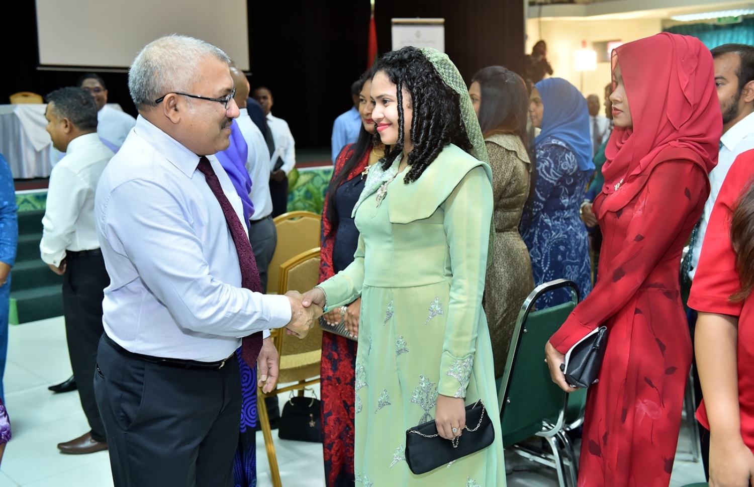 މާލެ: އޮކްޓޯބަރު 1، 2017: ބައިނަލް އަގުވާމީ އުމުރުން ދުވަސްވީ މީހުންގެ ދުވަހުގެ މުނާސަބަތުގައި ޖެންޑާ މިނިސްޓްރީން އިަސްލާމިކް ޔުނިވަސިޓީގައި "ދޮށީއުމުރުގެ މީހުންގެ ގައުމީ ސިޔާސަތު" ނެރުމަށް ބޭއްވި ހަފުލާގައި ނައިބު ރައީސް އަބްދުﷲ ޖިހާދު (ވ)، ޖެންޑާ މިނިސްޓްރީގެ ޑެޕިއުޓީ މިނިސްޓަރު ނީޝާއާ ސަލާމް ކުރައްވަނީ.-- ފޮޓޯ: ރައީސް އޮފީސް