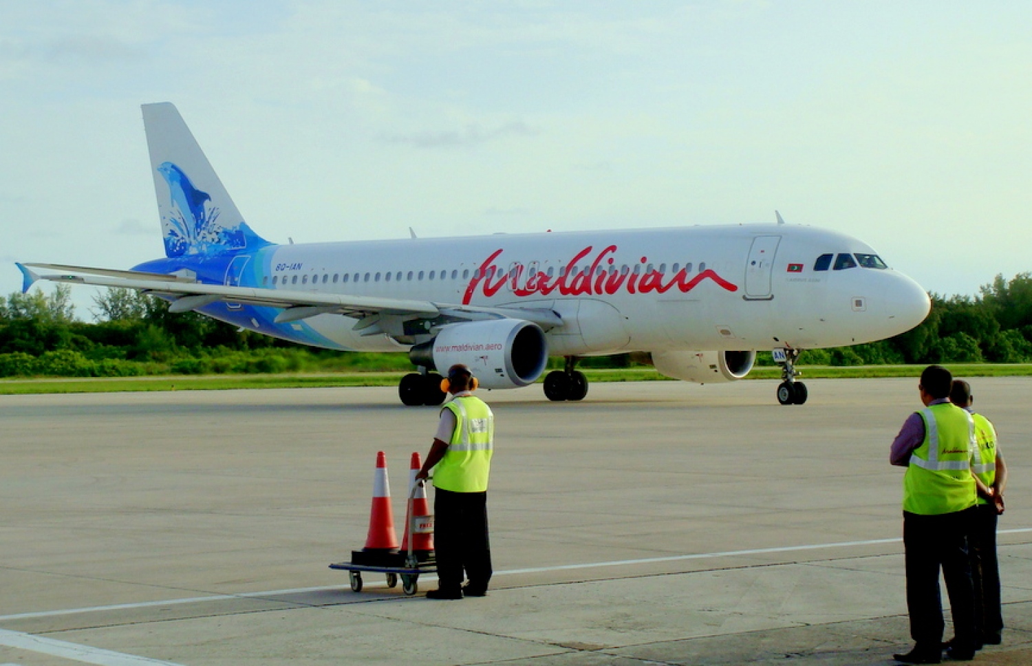 ގަން އެއާޕޯޓަށް މޯލްޑިވިއަންގެ ބޯޓެއް ޖައްސާ އިރު، މުވައްޒަފުން ހަރަކާތްތެރި ވަނީ. --ފޮޓޯ/ އަހުމަދު އަދުޝަން