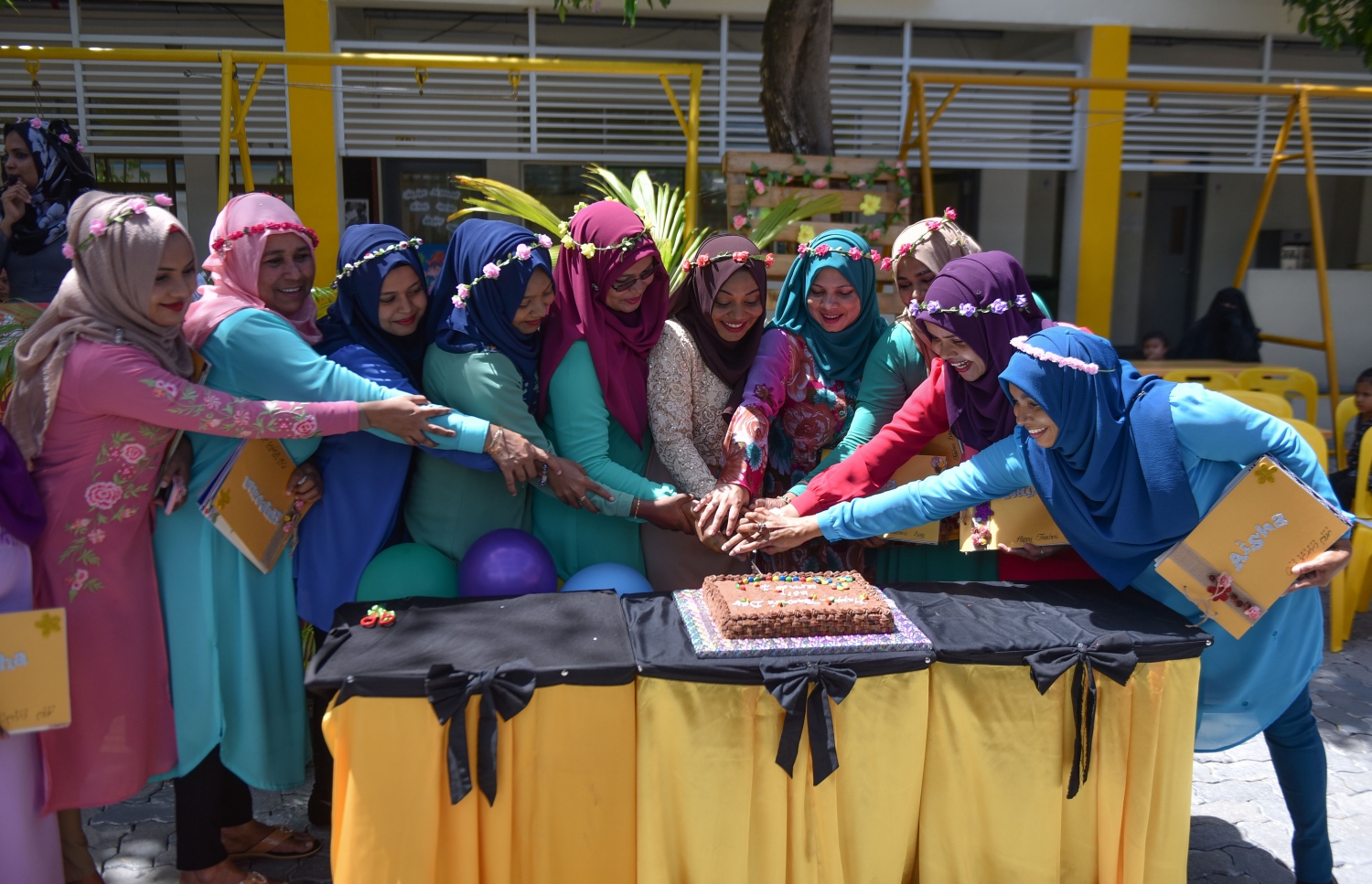 ޓީޗަރުން ކޭކެއް ފަޅަނީ: ޓީޗަރުންގެ މުސާރަ އަށް ކުރާ ހޭދަ މަދެއް ނޫން -- ފައިލް ފޮޓޯ: މިހާރު