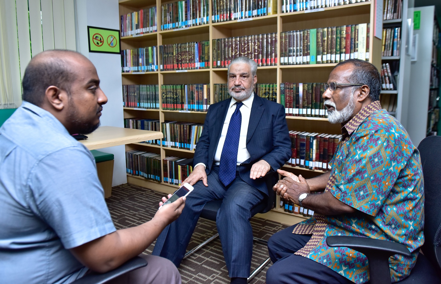 ޕްރޮފެސަރު އާރިފް (މ)، އަރަބިން ދެއްވި އިންޓަވިއު، ޑރ. އިބްރާހިމް ޒަކަރިއްޔާ މޫސާ، "މިހާރު" އަށް ތަރުޖަމާކޮށްދެއްވަނީ - މިހާރު ފޮޓޯ: ހުސެއިން ވަހީދު