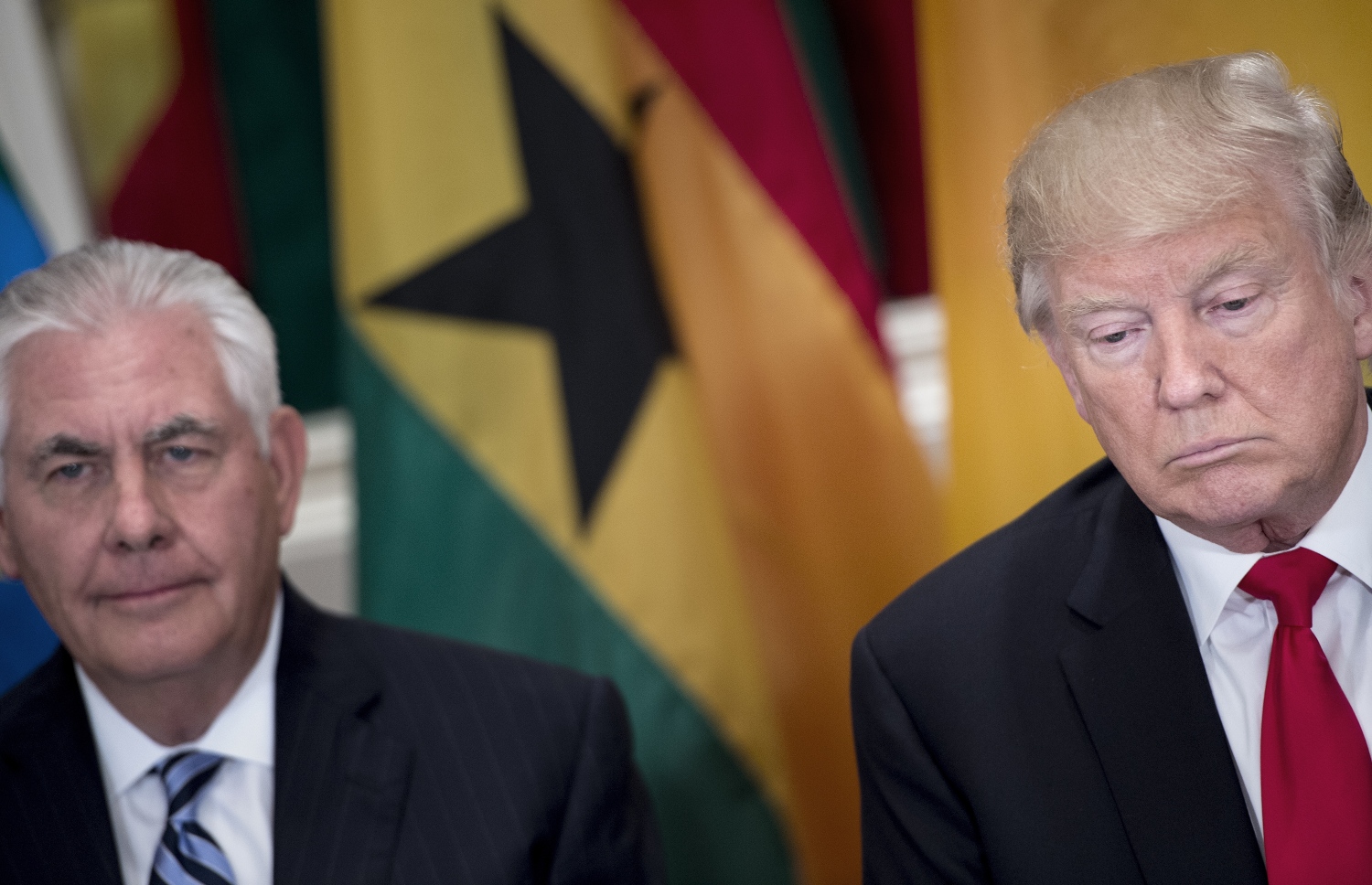 އެމެރިކާގެ ރައީސް ޑޮނަލްޑް ޓްރަމްޕާއި ޚާރިޖީ ވަޒީރު ރެކްސް ޓިލަސަން. --ފޮޓޯ:އޭއެފްޕީ