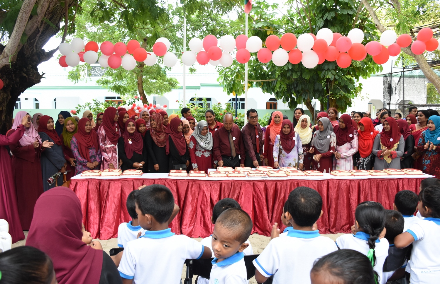 ޓީޗަރުންގެ ދުވަސް ފާހަގަ ކުރުމަށް ބ. އަތޮޅު ތައުލީމީ މަރުކަޒުގައި ޓީޗަރުން ކޭކު ފަޅާއިރު ދަރިވަރުން އެ ހަރަކާތުގައި ބައިވެރިވަނީ-- މިހާރު ފޮޓޯ: ތޯރިގު އަބްދުއްރަހުމާން