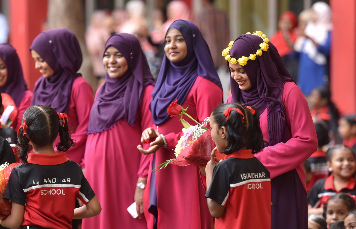 ޓީޗަރުންގެ ދުވަސް ފާހަގަކުރަން ބޭއްވި ހަރަކާތެއްގައި އިސްކަންދަރު ސްކޫލުގެ ޓީޗަރުންނާއި ދަރިވަރުންތަކެއް ބައިވެރިވަނީ-- ފޮޓޯ: ހުސެން ވަހީދު/ މިހާރު